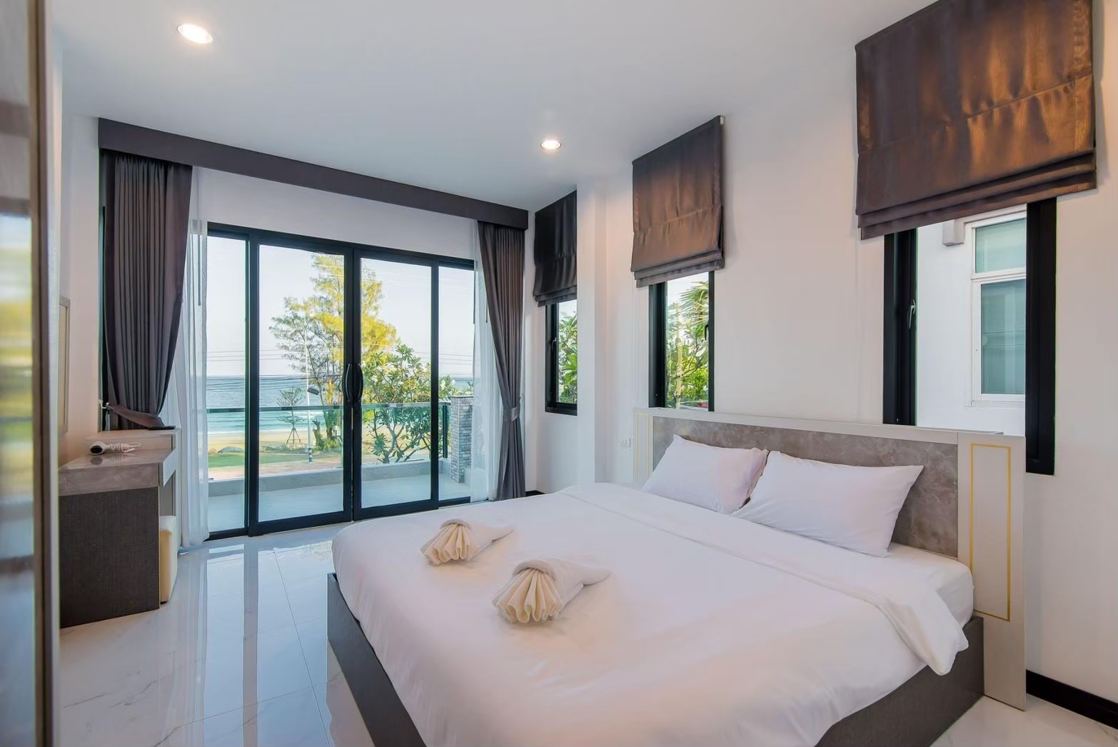 HR15063 บ้านพักติดทะเล The Blue Sky Villa Pranburi