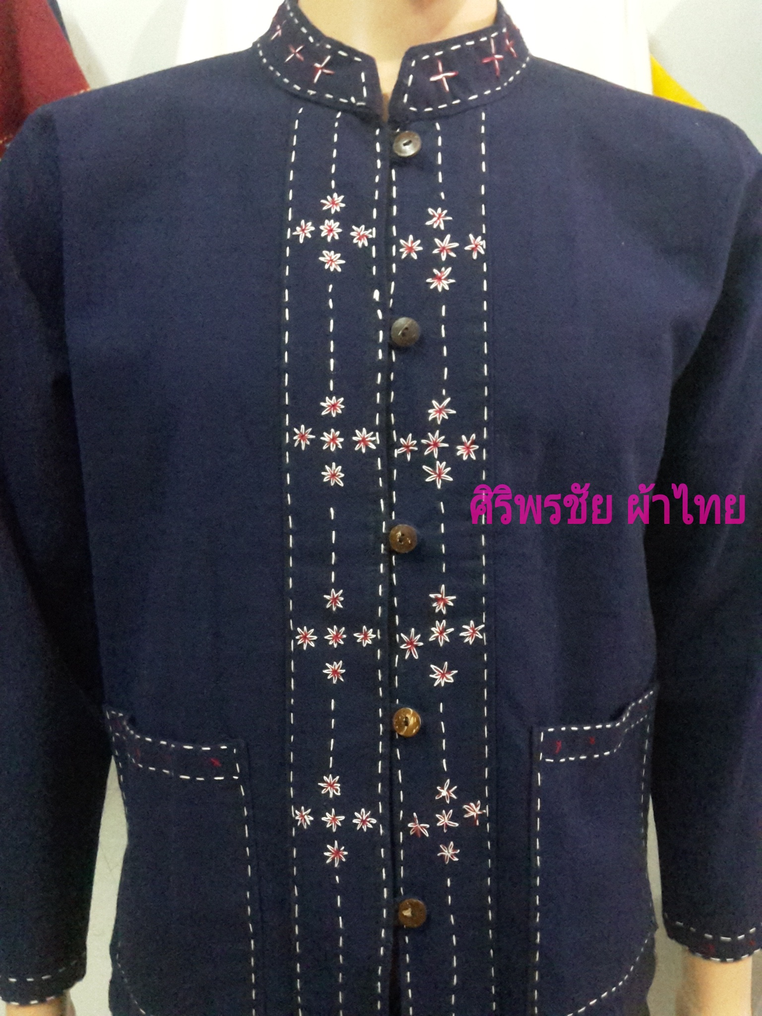 เสื้อผ้าไทยชายผ้าพื้นเมืองม้อฮ่อม เสื้อผ้าฝ้ายชายแต่งปักผ้าด้นมือ เสื้อผ้าฝ้ายซินมัยชายม้อฮ่อม