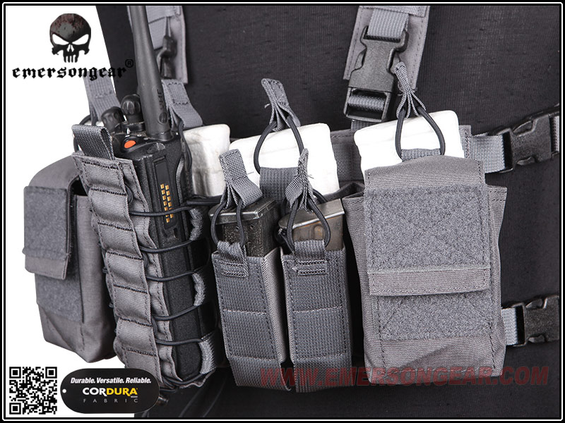 D3CR Tactical Chest Rig (เวสAK) ยี่ห้อ Emerson คุณสมบัติ : #เสื้อเวสทำจากผ้าCordura แท้100% #เสื้อเวสออกแบบมาให้สวมใส่ง่าย คนตัวใหญ่ก็สามารถใส่ได้ #มีช่องเก็บของมากมาย #สามารถพกแม็กกระซีนปืนยาวได้4แม็ก และ แม็กกระซีนปืนสั้นอีก2แม็ก #มีช่องสำหรับพกพาวิทยุส