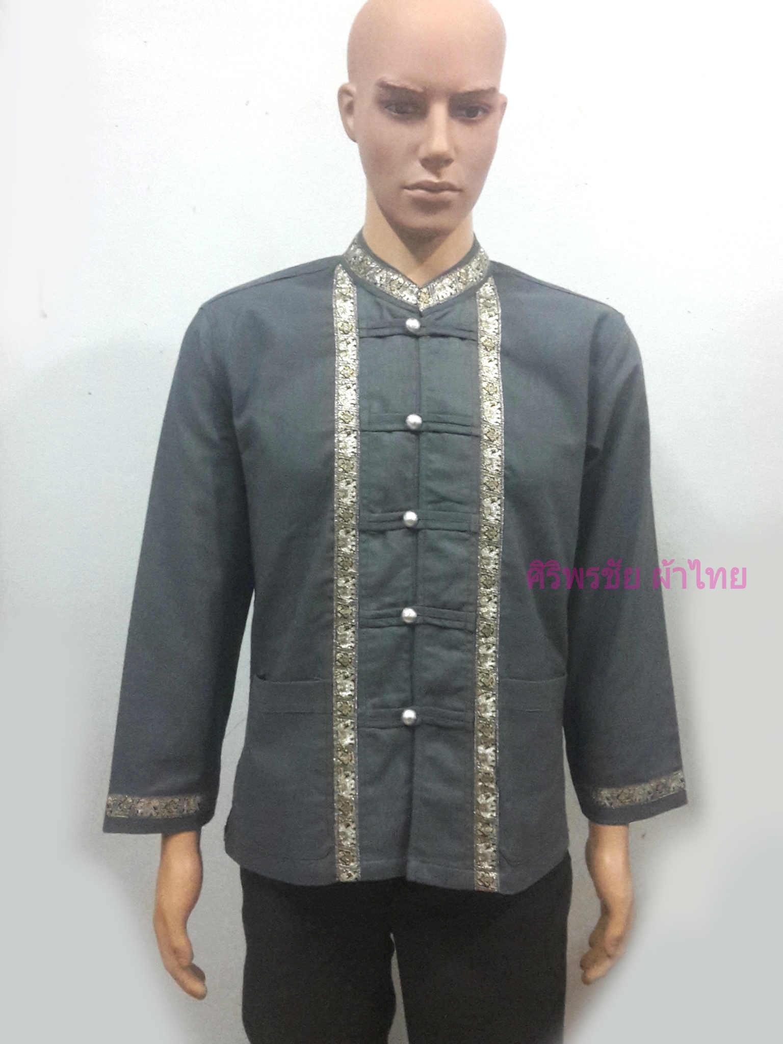 เสื้อผ้าไทยชายผ้าพื้นเมืองสีเทาอ่อน เสื้อผ้าฝ้ายชายแต่งผ้าขลิบลายและปักผ้าด้นมือแต่งดระดุมเหรียญ เสื้อผ้าฝ้ายซินมัยชายสีเทาแต่งแถบช้าง