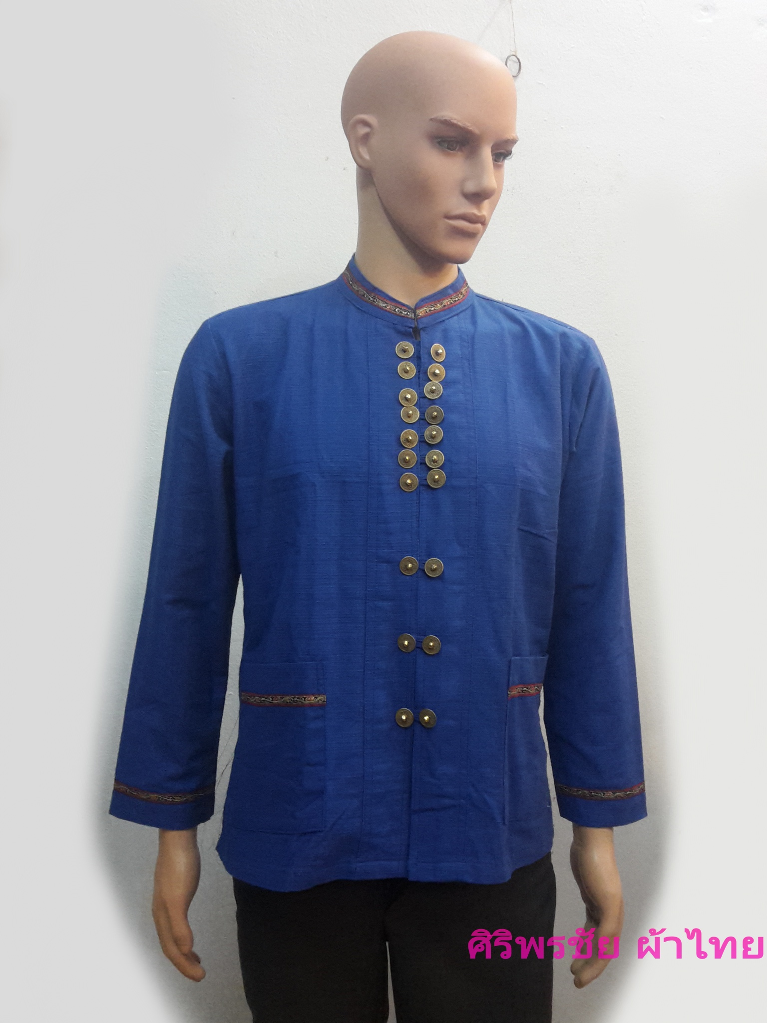 เสื้อผ้าไทยชายผ้าพื้นเมืองม้อฮ่อม เสื้อผ้าฝ้ายชายแต่งผ้าขลิบลายและปักผ้าด้นมือแต่งดระดุมเหรียญ เสื้อผ้าฝ้ายซินมัยชายม้อฮ่อมแต่งเหรียญ