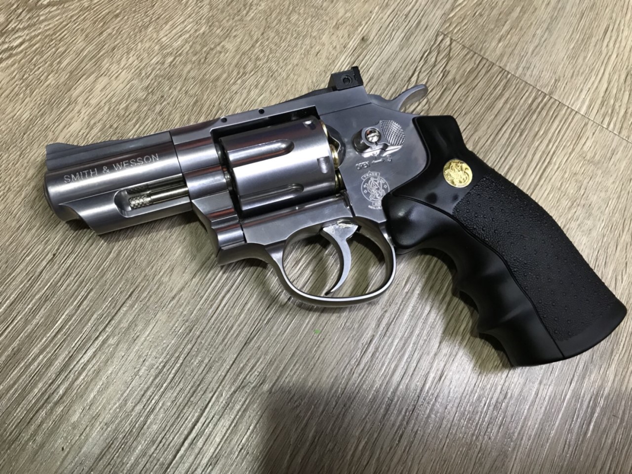 Wingun Sport 708 Smith&Wesson 2.5" Silver Full Metal CO2 Revolver ลูกโม่สีเงิน รุ่น ฟูลมาร์คกิ้ง งานซีเอ็นซี (CNC) ล่องลึก ลำกล้อง2.5นิ้ว มาพร้อมปลอกกระสุน6นัด ใช้แก้สหลอดCo2 โครงปืนเป็นโลหะทั้งกระบอก ด้ามจับพลาสติก ทำลายกันลื่น ติดกระทุมโลโก้ Smith&