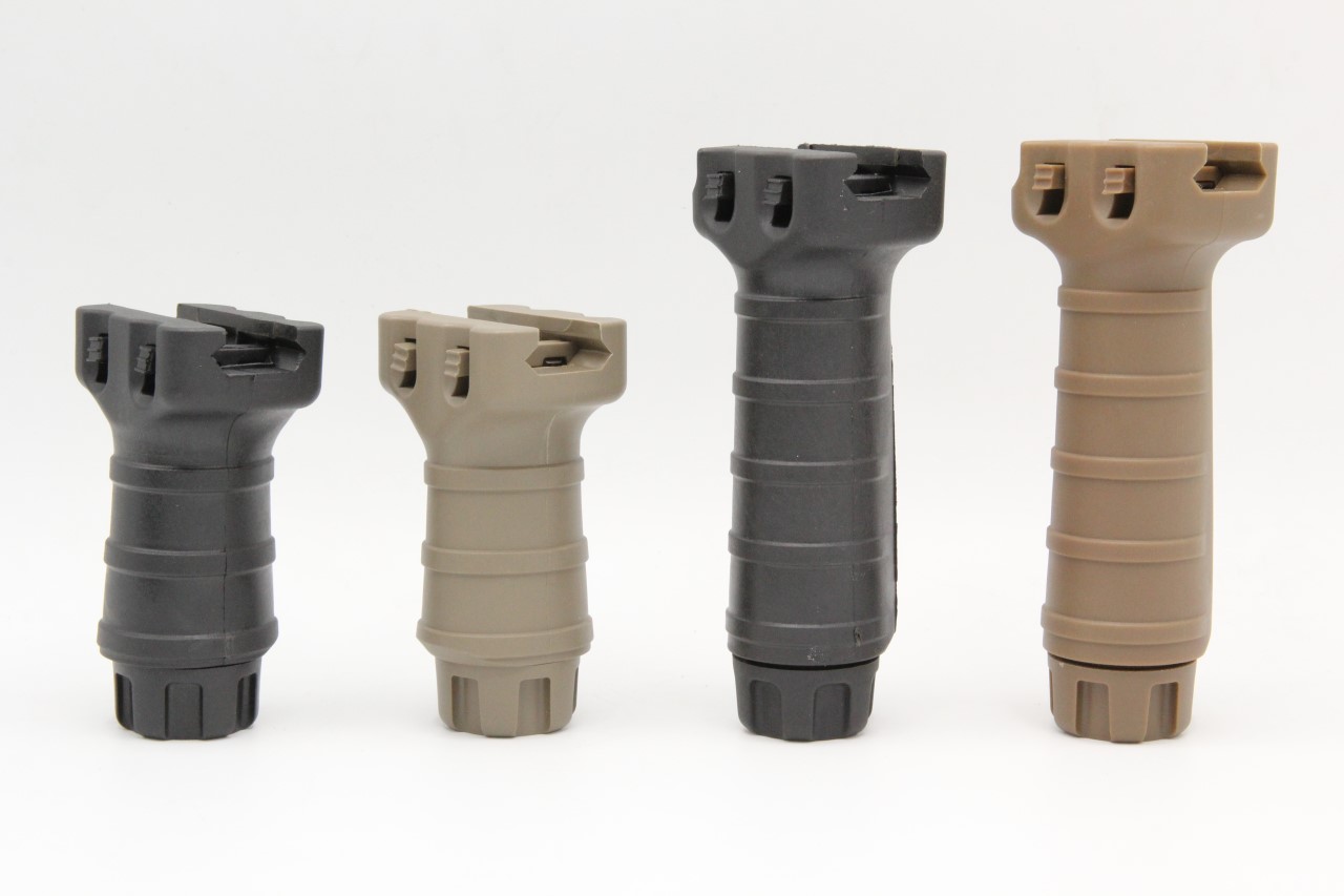 กริ๊ปมือหน้า Tango Down รุ่นยาว (Tango Down Vertical Fore Grip) คุณสมบัติ : สำหรับติดชุดหน้าระบบPicatinny(ราง20mm.) ขนาดพอดีมือกระทัดรัด มีช่องสำหรับเก็บอุปกรณ์ หรือ แบตเตอรี่สำรอง มีช่องสำหรับติดตั้งหางหนูในตัว มี2สีให้เลือก สีดำ สีทราย
