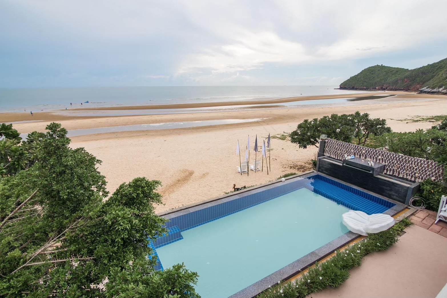 HR15045 บ้านพักติดทะเล The Moon Beach Villa