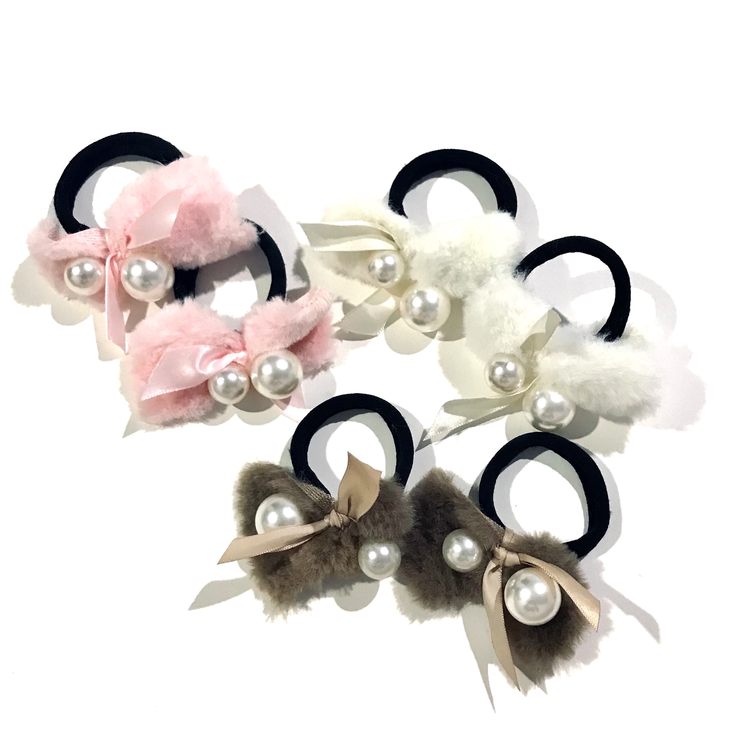 โดนัทยางสีดำ ติดโบว์ขนนุ่มๆ และแต่งมุกซ้าย&ขวา ขายเป็นคู่ค่ะ มี 3 สี :: ชมพู ครีม น้ำตาล สวยๆ หวานน่ารัก ยางยืดหยุ่นดี แน่น สินค้าสวยและดีในราคาเบา