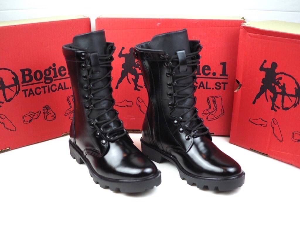 New.9H Bogie1 รองเท้าคอมแบท ซิปข้าง รุ่น 9H รองเท้าคอมแบท รองเท้าทหาร รองเท้า รด รองเท้าตำรวจ รองเท้าฝึก แบรนด์ Bogie1 มีซิปด้านข้าง 9 รู ความสูง 10 นิ้ว จากพื้น หนังแท้ 100% สวมใส่สบาย หนังนิ่ม ไม่กดเท้า น้ำหนักเบา ขัดเงาง่าย แถมรองพื้นด้วยแผ่นยางพาราอย่