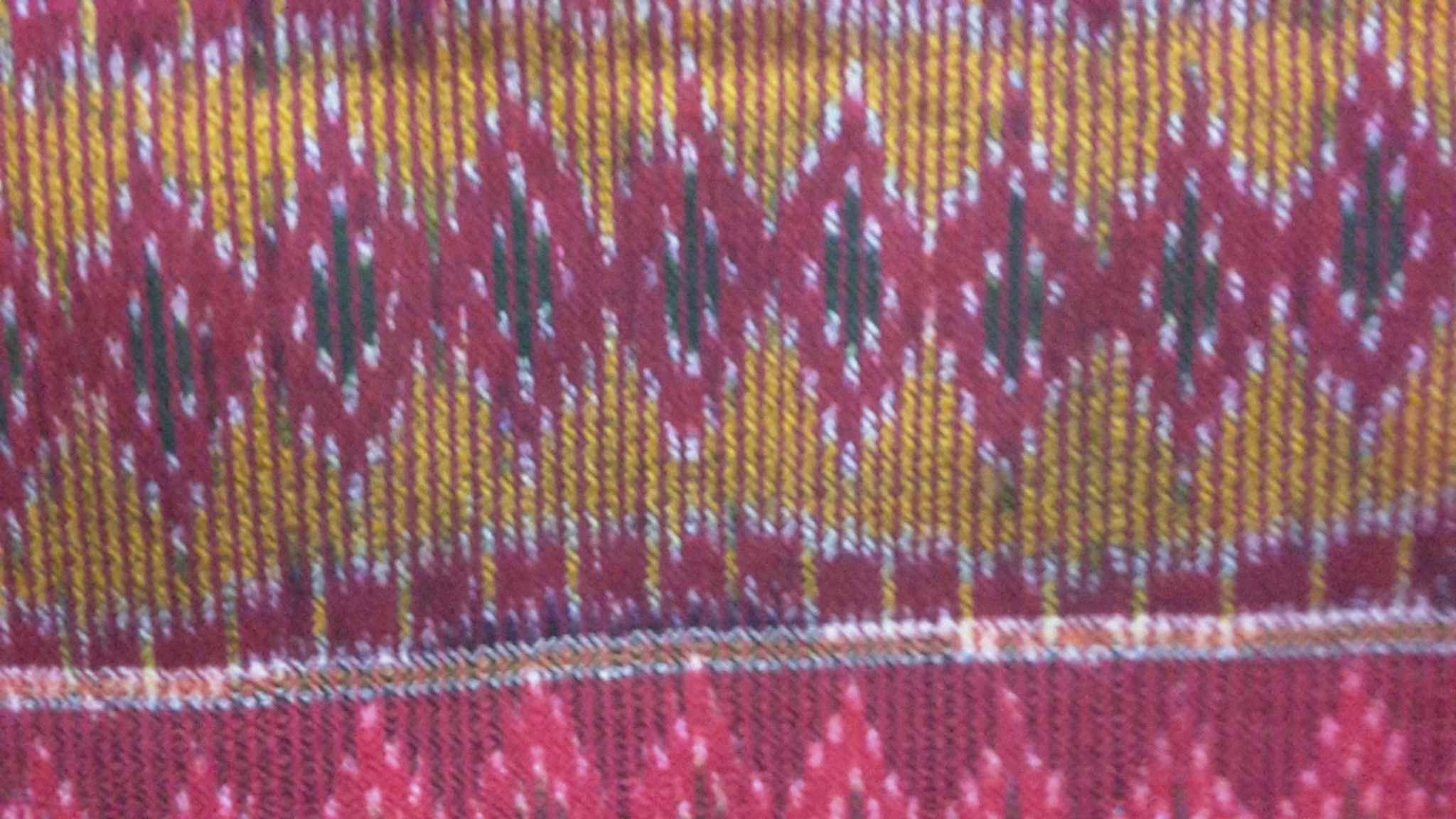 ผ้าซิ่นตีนแดง ผ้าฝ้ายตีนแดง ผ้าทอพื้นเมืองบุรีรัมย์ ลายกุหลาบเชิงมาลัยซีกอัปสรา ขนาด1.2× 2 เมตร ราชินีผ้าฝ้าย