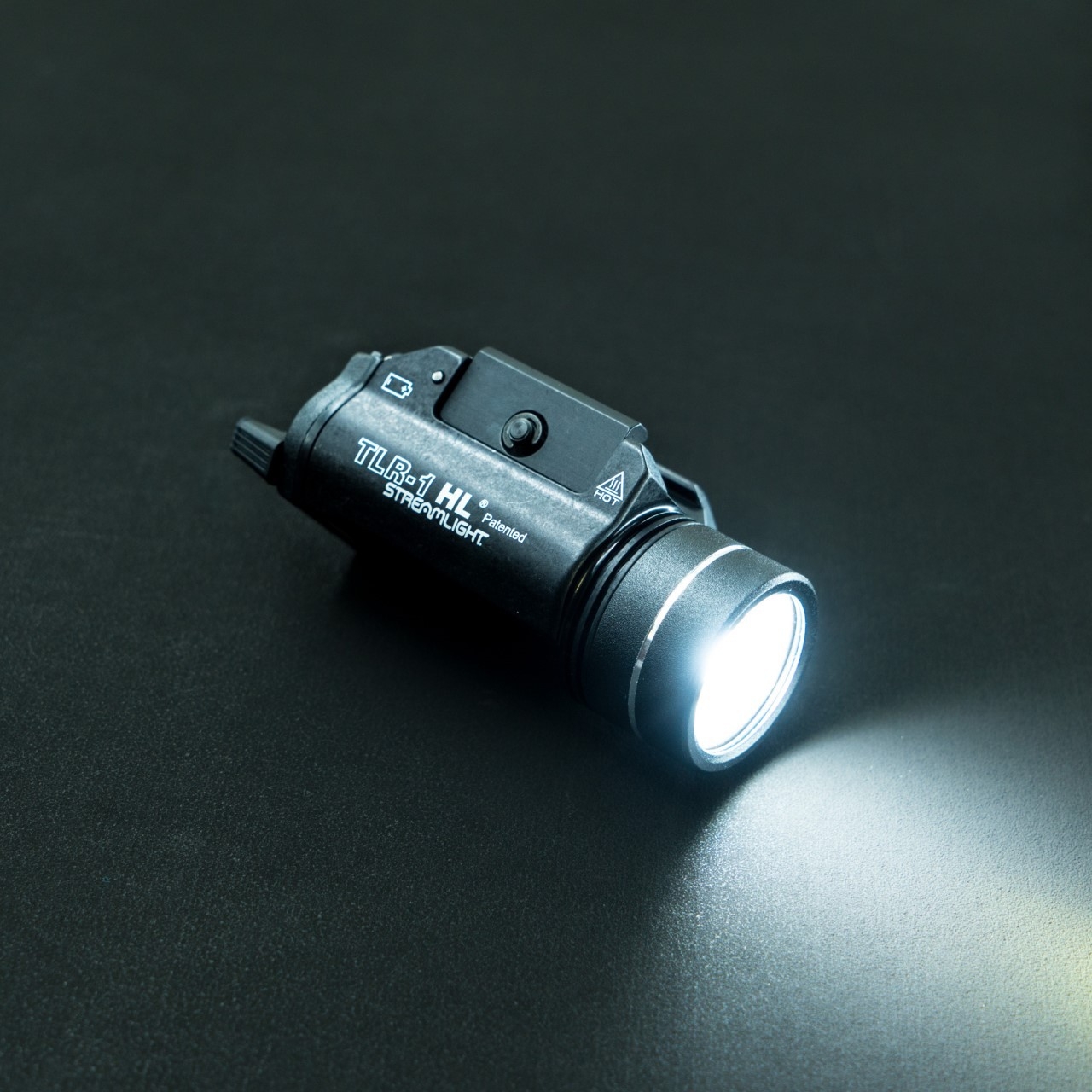 New.ไฟฉาย SOTAC รุ่น TLR-1 HL -ตัวเรือนผลิตจากอลูมิเนียมเกรดคุณภาพ -หลอด LED ความสว่าง 800 lumens -3 functions : Constant / Momentary / Strobe -Runtime : 1.5 hours. -Battery : 2 * CR123A Battery ( ไม่ได้แถมมา ) -Dimension : ยาว 7.8 cm. กว้าง 3.5 cm. -Colo