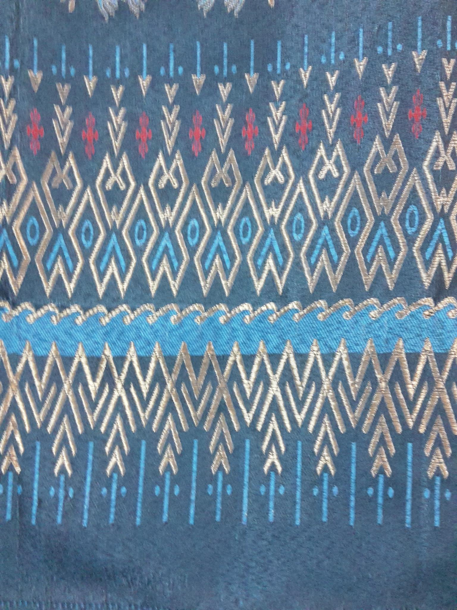 ผ้าถุงสำเร็จรูป ผ้าถุงไหมลาวสำเร็จรูปตีนจกลายนกยุง แบบป้ายเลื่อนตะขอสีฟ้าลายสร้อยดอกหมากเชิงนกยุง