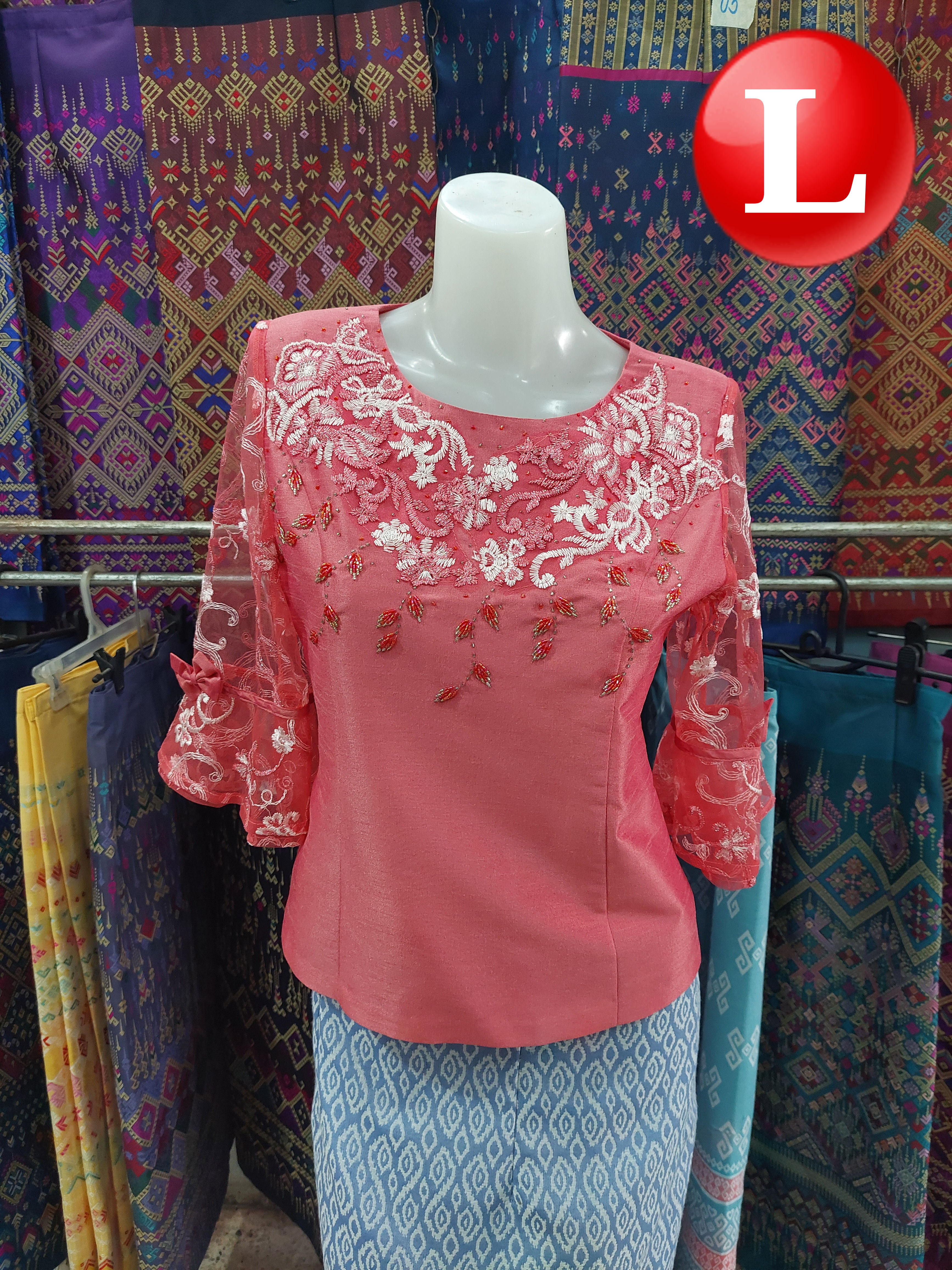 เสื้อผ้าไหมสตรี #เสื้อผ้าผ้าไหมสไตน์เกาหลีปักเลื่อม #เสื้อทำงานผ้าไทย #เสื้อผ้าไหมสไตน์หรู ตามภาพ L