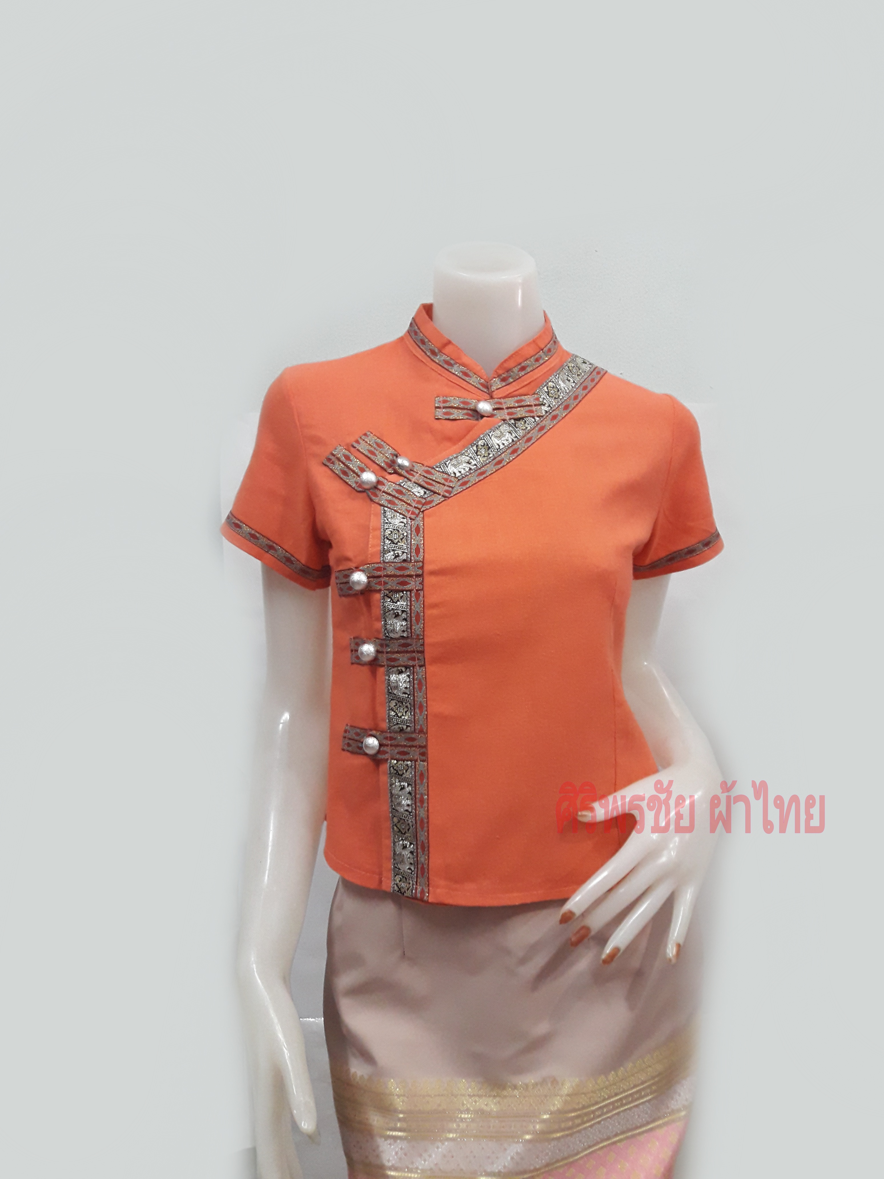 เสื้อผ้าไทยพื้นเมืองสีส้ม เสื้อผ้าฝ้ายสีส้ม เสื้อผ้าไทยใส่ผ้าซิ่นสีส้ม เสื้อผ้าฝ้ายสีส้มคอจีนกระดุมหน้า เสื้อผ้าทอพื้นเมือง เสื้อผ้าฝ้ายสีส้มคอจีน