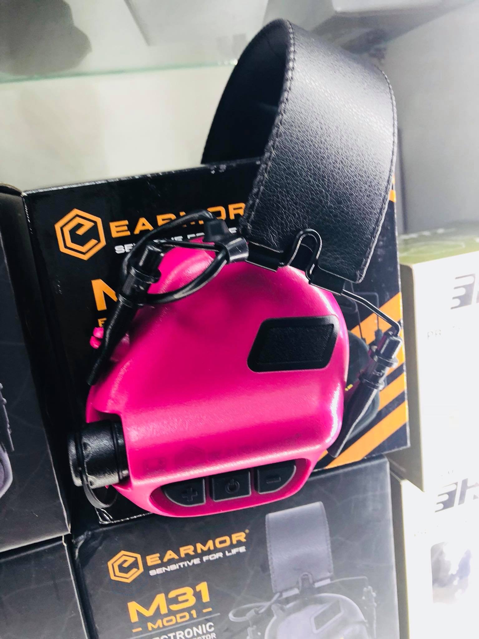 New.EARMOR M31 หูฟังตัดเสียงปืน ขยายเสียงพูด สีเขียว / สีทราย / สีดำ / เทา / ชมพู ตัดเสียงดังที่เกิน 88Dbs เช่น เสียงปืน เสียงเครื่องจักร ซึ่งเป็นเสียงที่ดังอันตรายต่อประสาทการรับฟังของมนุษย์ เเต่ขยายเสียงพูดคุย กันน้ำระดับ IPX-5 ใช้ถ่าน AA x 2 ระบบปิดอัต