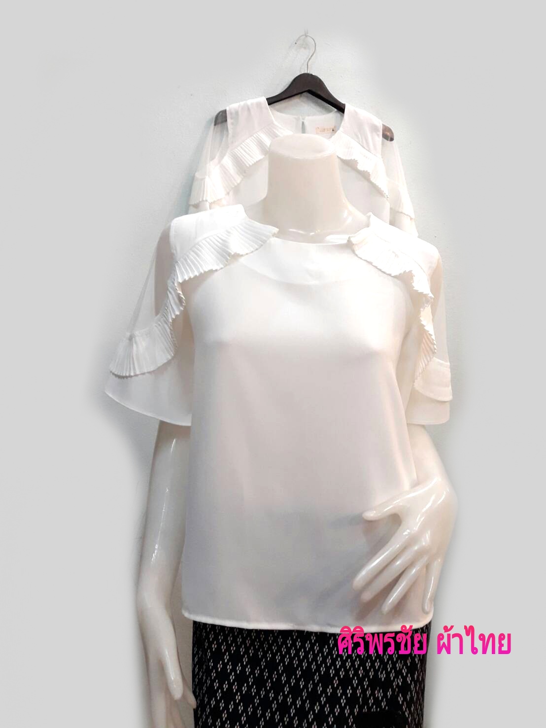 เสื้อทำงานชีฟองสีขาวแต่งป้าอัดพรีทแขนเว้าผ้ามุ้ง เสื้อชีฟองแต่งพรีทสีขาว เสื้อทำงานเกาหลีคอแต่งโบว์ เสื้อสมัครงาน ชุดสมัครงาน เสื้อใส่กับผ้าถุง เสื้อใส่กับผ้าซิ่น