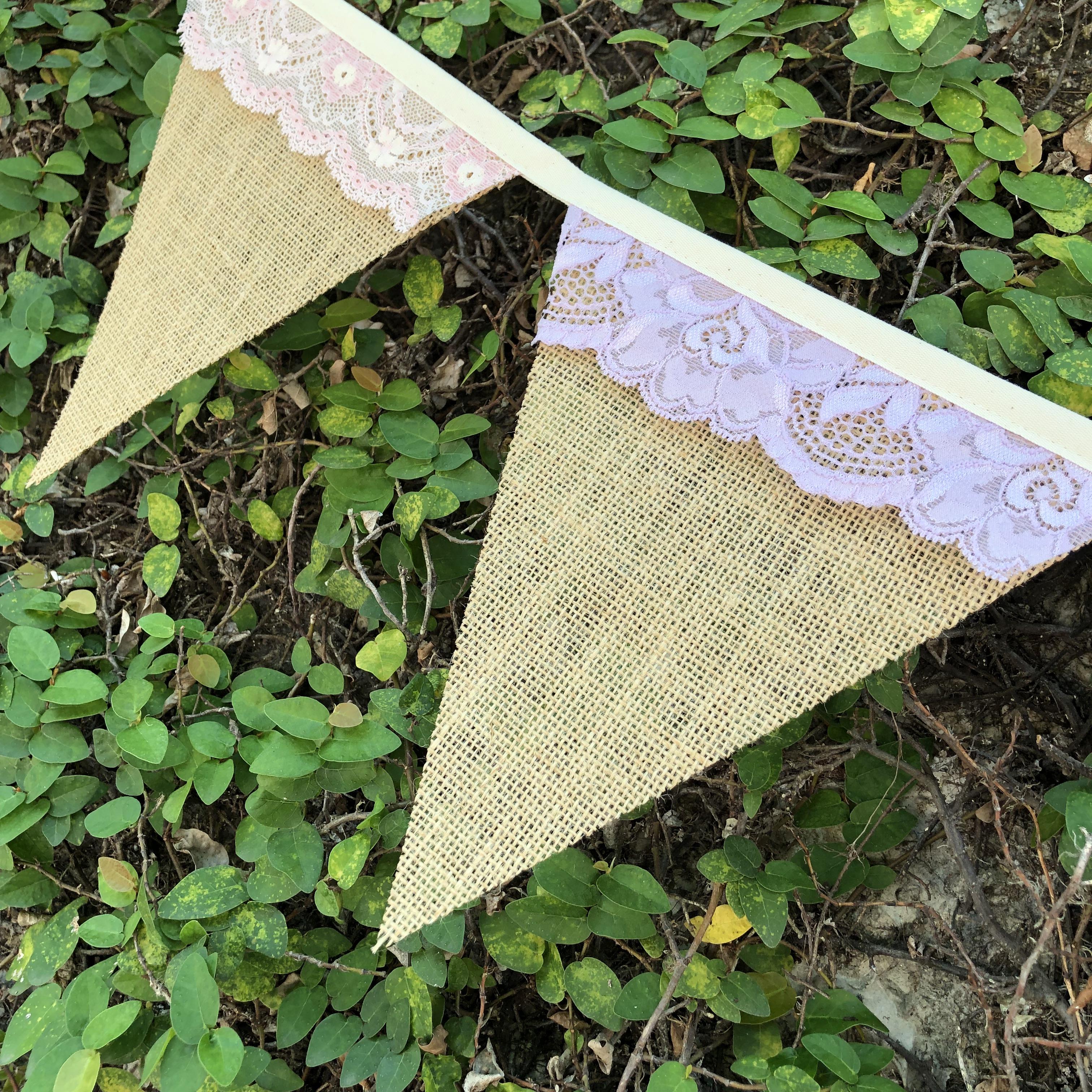 ธงผ้ากระสอบ แต่งด้วยลูกไม้