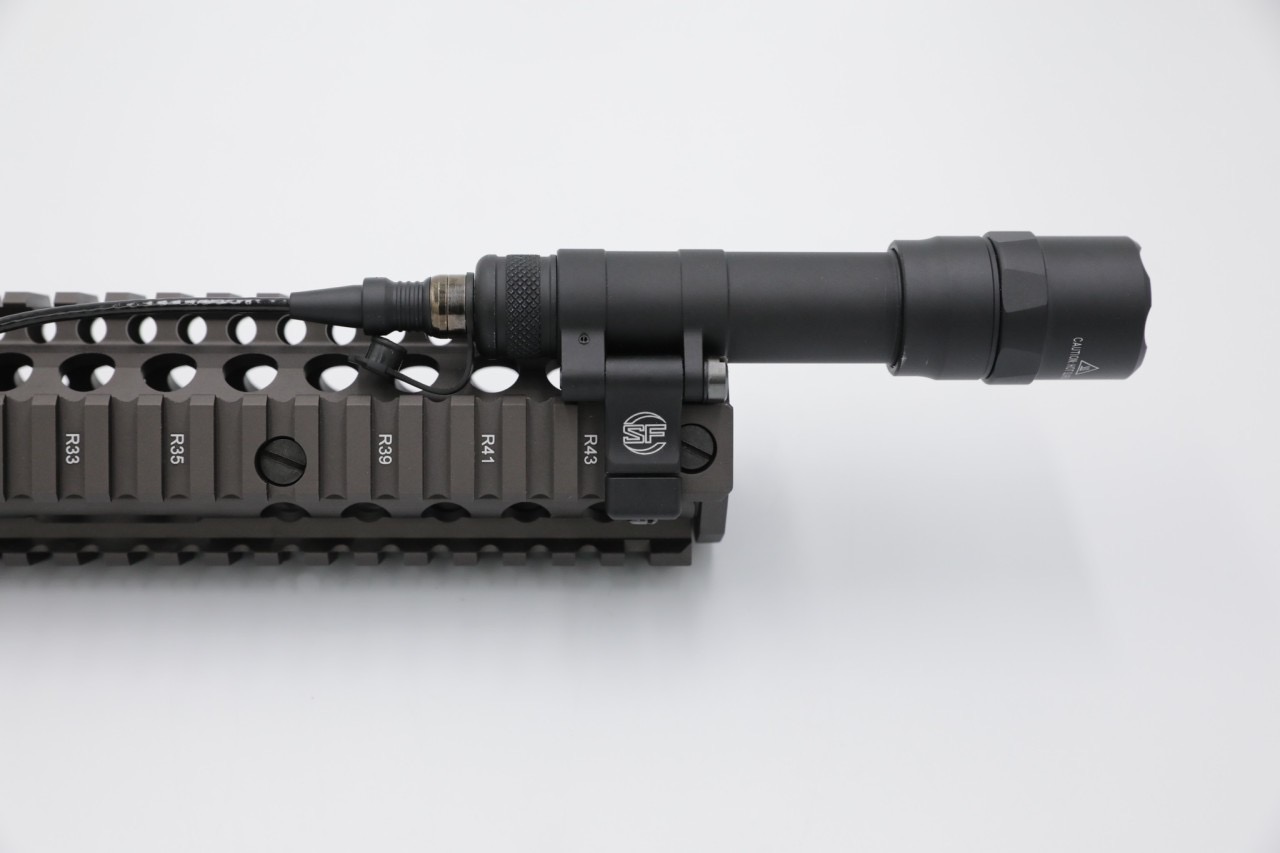 ไฟฉายติดปืน ยี่ห้อ Surefire รุ่น M640 (ขาปรับได้) ขนาด : กว้าง 31mm. ยาว 140mm. น้ำหนัก : 107 กรัม คุณสมบัติ : #ทนแรงรีคอยได้ดีเยี่ยม #ระดับความสว่าง 400 Lumen #มาตรฐานกันน้ำระดับ IP7 (กันน้ำลึก1เมตร นาน30นาที) #มาพร้อมหางหนูในชุด #ขาจับไฟฉายสามารถปรับไปม