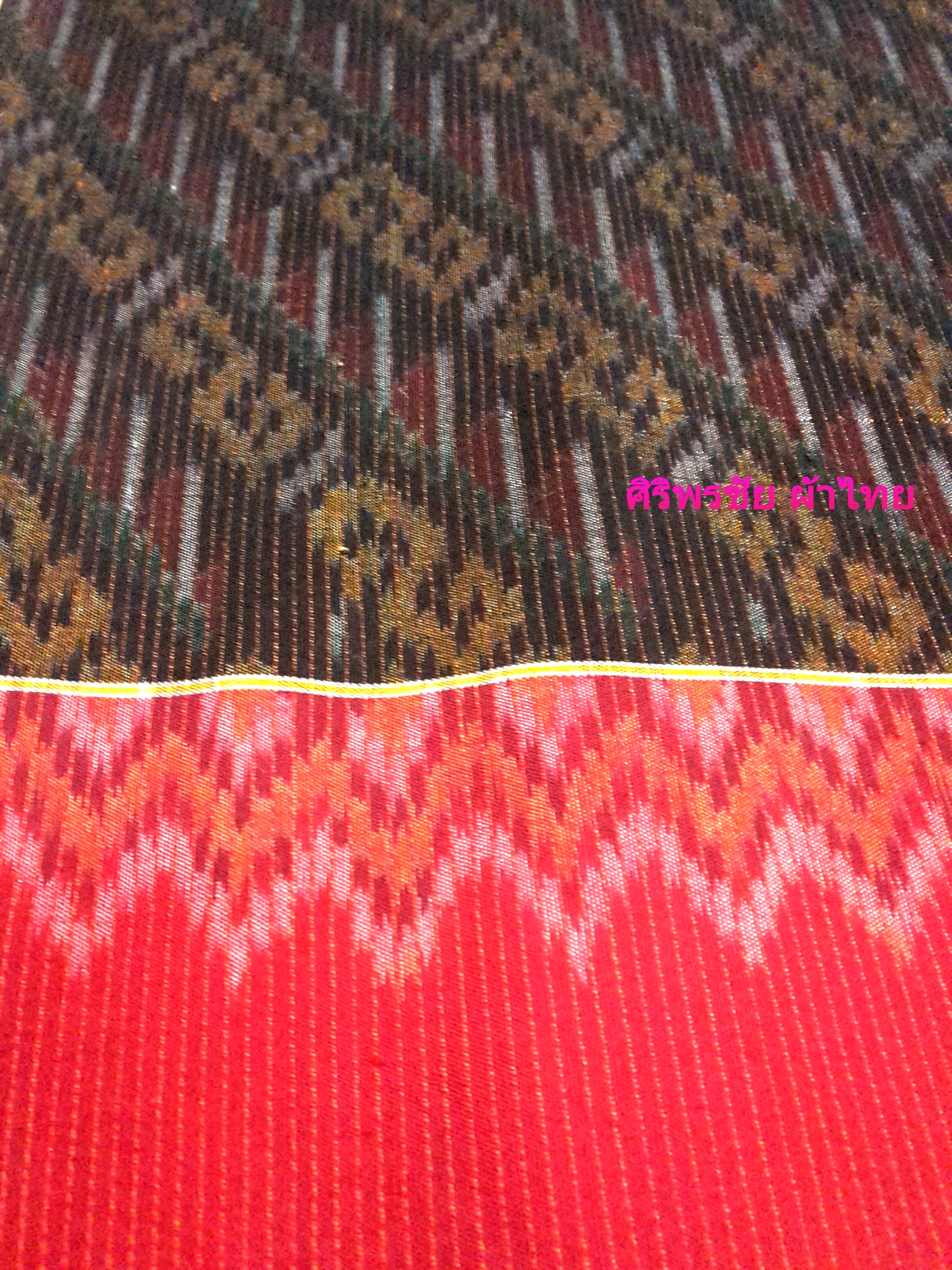 ผ้าซิ่นมัดหมี่ตีนแดง ผ้าซิ่นตีนแดง ผ้าถุงฝ้ายมัดหมี่ตีนแดง ผ้าทอพื้นเมืองบุรีรัมย์ ลายขอนาคเล็กเฉียงเพิ่มสี อัปสรา 2 เมตร