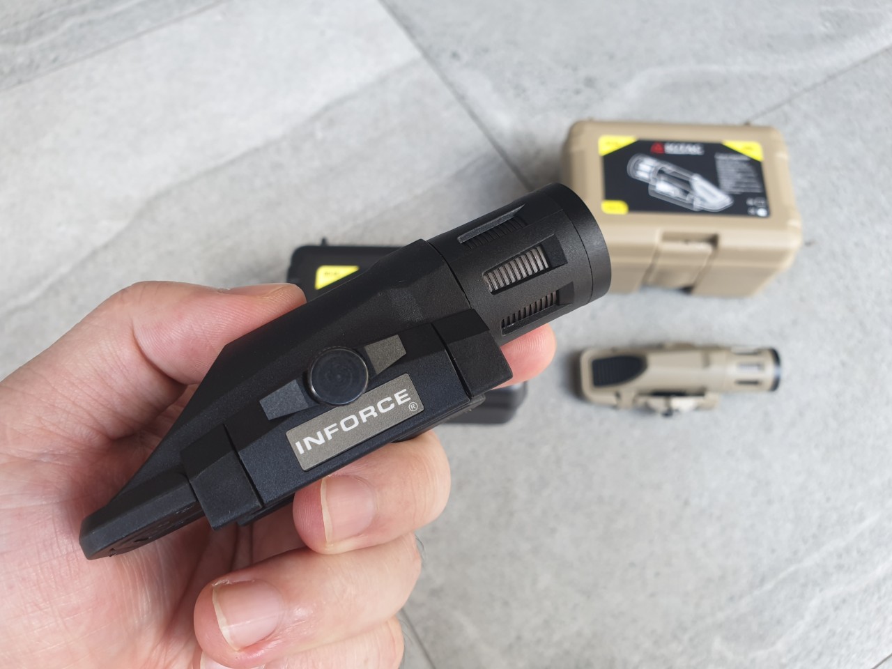 ไฟฉาย Sotac Inforce WML Gen2 ⚓ตัวเฟรมผลิตจาก Polymer ⚓ความสว่าง 400 lumens ⚓3 functions : Constant / Momentary / Strobe ⚓Runtime : 1.5 hours. ⚓Battery : 1 * CR123A Battery ( ไม่ได้แถมมา ) ⚓Dimension : ยาว 10.7 cm.