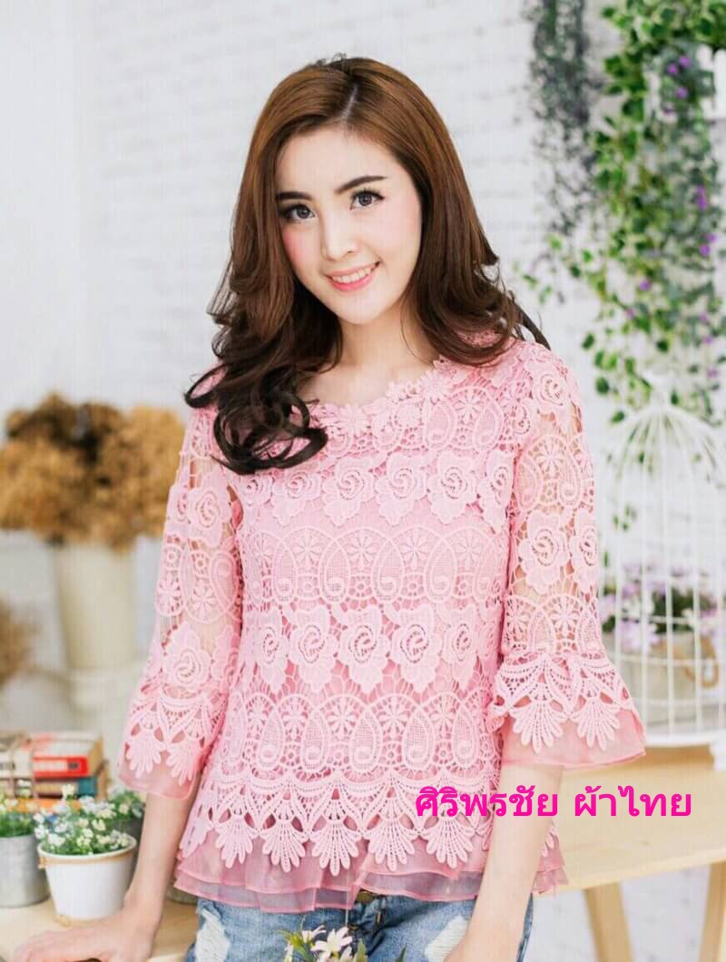 เสื้อลูกไม้สไตน์เกาหลีสีชมพู เสื้อลูกไม้สไตน์วัยรุ่นสีชมพู เสื้อผ้าไทยใส่กับผ้าซิ่น เสื้อผ้าฝ้ายใส่กับผ้าถุงสีชมพูกลีบบัว เสื้อใส่ผ้าซิ่น เสื้อลูกไม้พาดาแขนสั้นสีชมพู