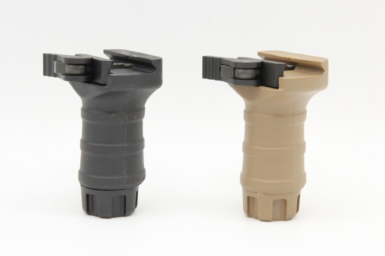 กริ๊ปมือหน้า Tango Down รุ่นยาวปลดไว (Tango Down Vertical Fore Grip QD) คุณสมบัติ : สำหรับติดชุดหน้าระบบPicatinny(ราง20mm.) ขาจับเป็นแบบปลดไวติดตั้งง่าย ขนาดพอดีมือกระทัดรัด มีช่องสำหรับเก็บอุปกรณ์ หรือ แบตเตอรี่สำรอง มีช่องสำหรับติดตั้งหางหนูในตัว มี2สีใ