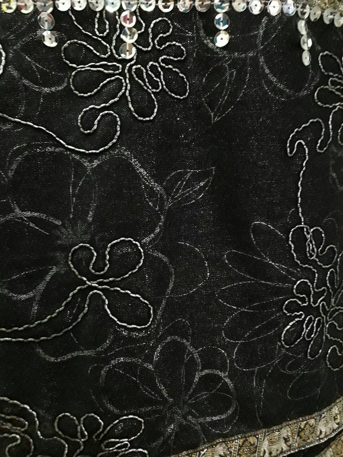 ผ้าถุงสำเร็จรูปแบบป้ายเชือกผูกสีขาวดำ ผ้าถุงสำเร็จรูปผ้าฝ้ายสีดำขาวแต่งลายบัว ผ้าฝ้ายตัดสำเร็จสีขาว พร้อมส่ง