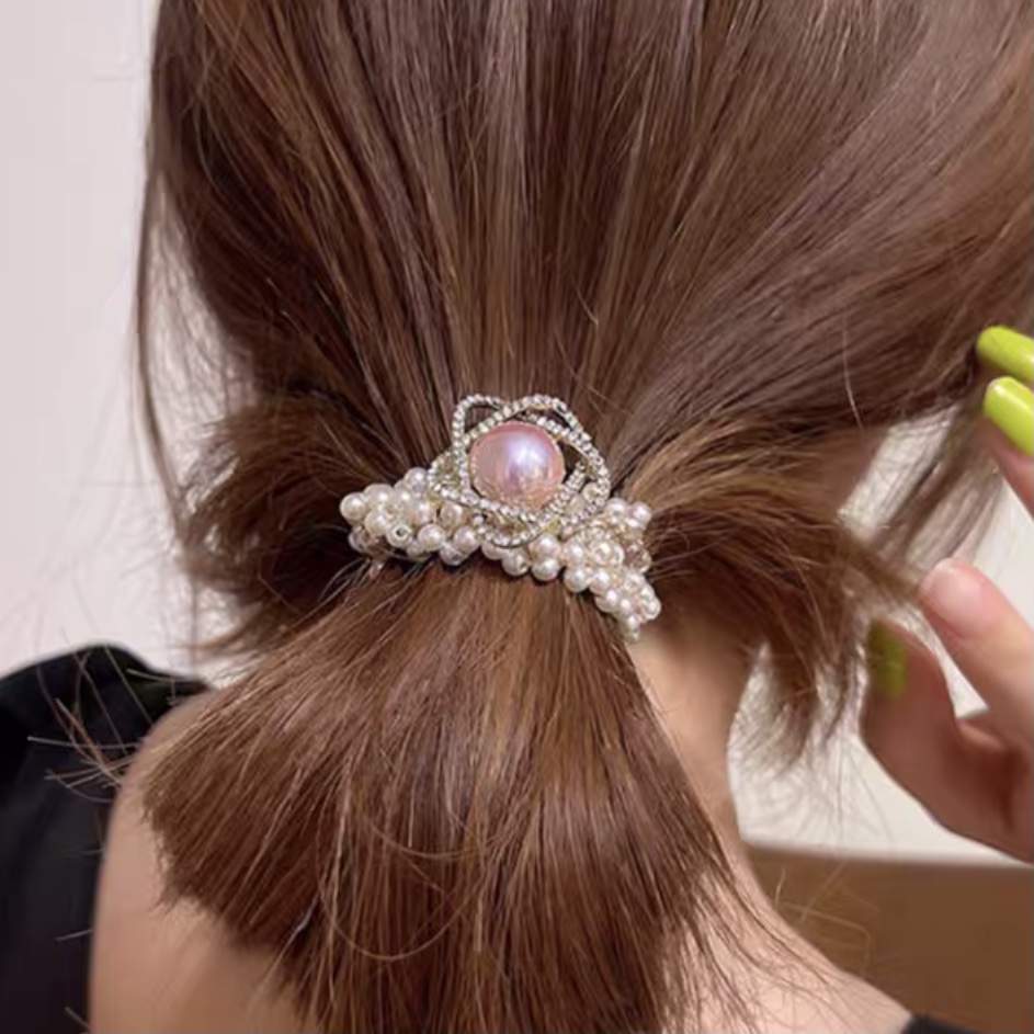 ยางมัดผมมุกหวานๆ ดอกไม้เพชรวิบวับเกสรมุกสีชมพู วาว ขนาด 2.5 cm แต่งมุกจิ๋วสีครีม สวยน่ารักมากๆ แน่น ไม่กินผม