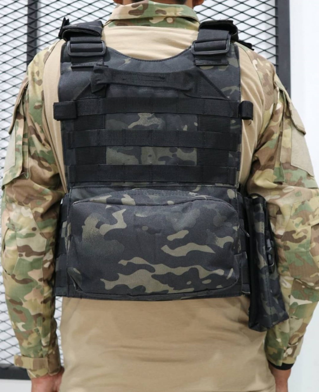 เสื้อปลอกเกราะ #6094 ผ้า 600D ผลิตจากผ้า Nylon 600D ในชุดประกอบด้วยซองใส่แม็กกาซีน 3 ช่อง EDC pouch / ซองใส่วิทยุสื่อสาร ทุกชิ้นสามารถถอด-ย้ายตำแหน่งได้ สามารถปรับรอบอก และช่วงไหล่ได้ มีช่องใส่เพลทกันกระสุน หน้า-หลัง 2 สี : ดำ / พรางดำ 🔥🔥