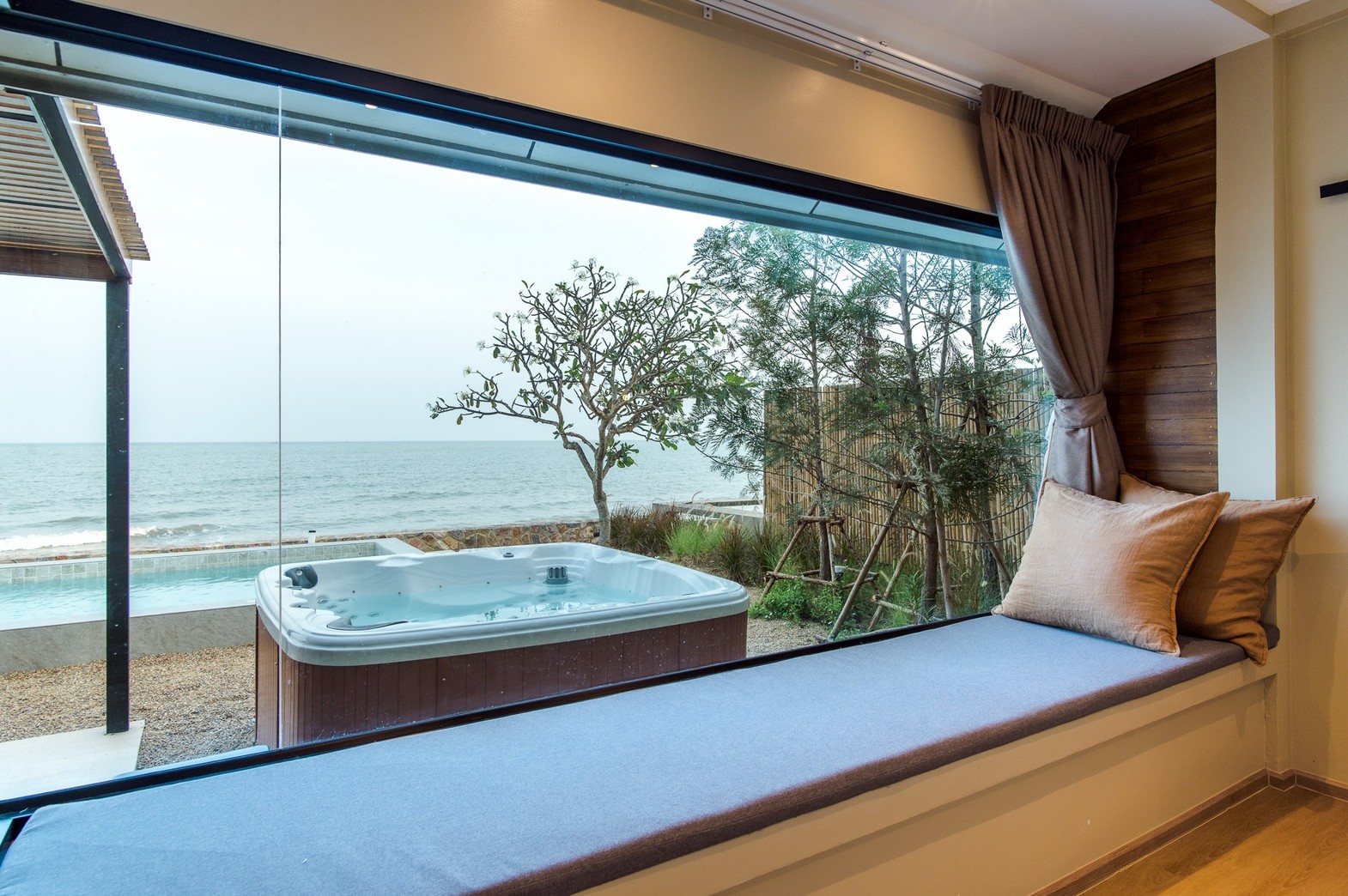 HR15055 บ้านพักติดทะเล The Coastal Vista Beach Villa