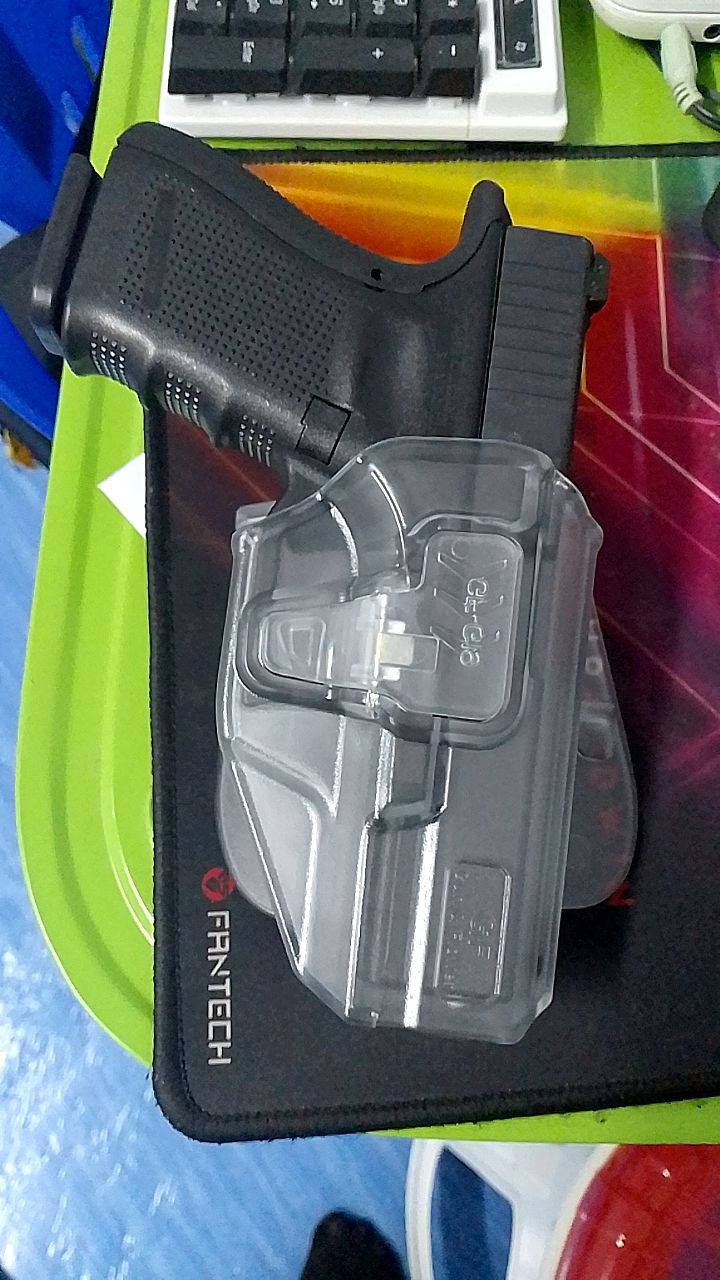 ซองปืนพกนอกชนิดใส Glock19 ( Gun&Flower OWB G19 Clear Holster ) 🔖ผลิตจากวัสดุ Polymer ชนิดใส แข็งแรง ทนทาน 🔖พกนอก ปลดล็อคนิ้วชี้ ใช้งานปลอดภัย 🔖ซองปืนสามารถหมุนปรับองศาได้ 🔖ตัวซองสามารถใช้กับเพลทลดต่ำของ IMI หรือแบรนด์อื่นๆ