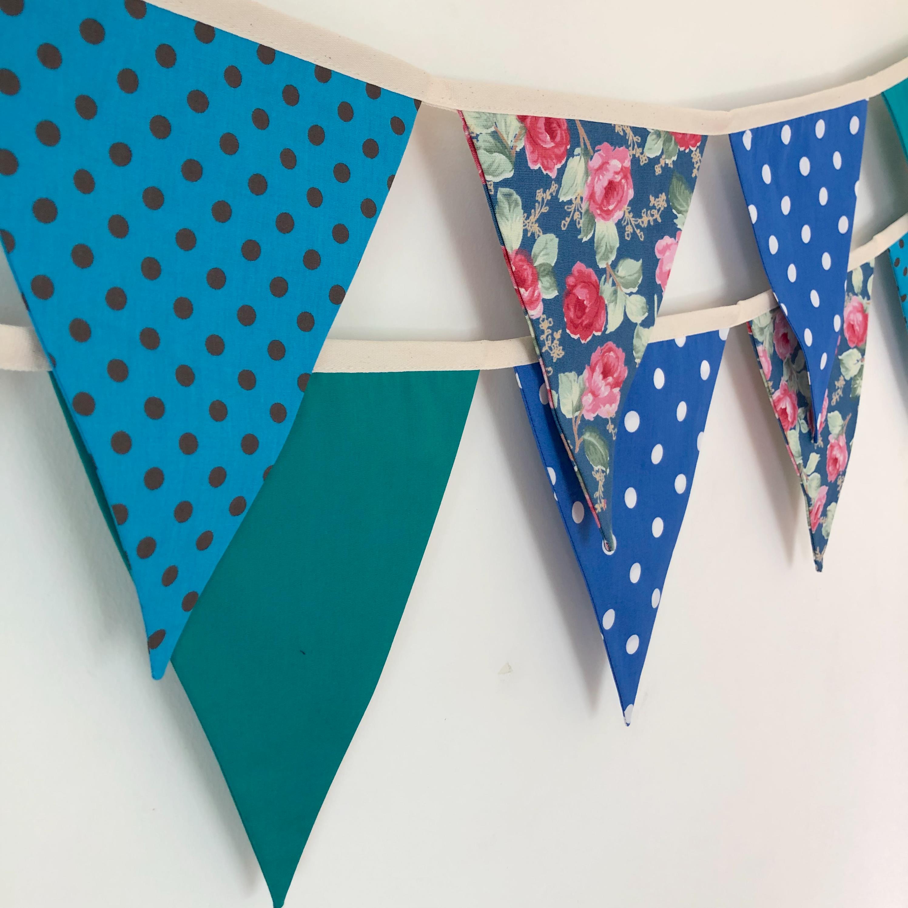 ธงผ้าโทนสีน้ำเงิน /ดอกไม้