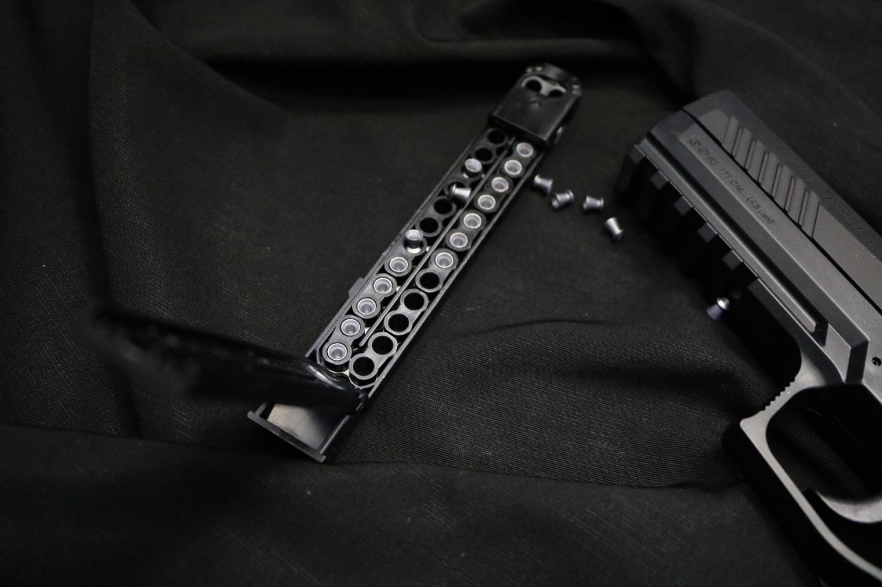 https://youtu.be/UZ3H1Hgyg48 New.SIG Sauer P320 Pistol co2 1.77 Uses a 12-gram CO2 cartridge Semi-auto 30rd belt-fed mag Manual safety Fixed white dot sights Blowback Metal slide Polymer frame Weaver/Picatinny accessory rail Same styling and trigger pull