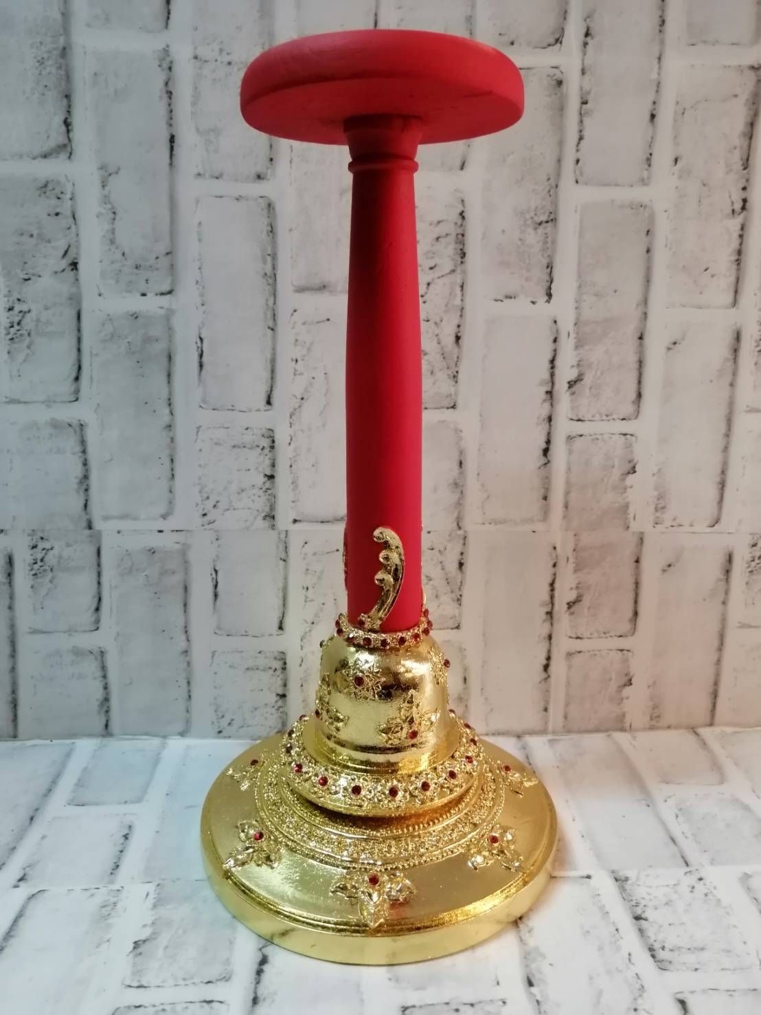 ฐานไม้กลึง ฐานวาง ขาตั้ง ตีลาย ปิดทอง ประดับเพชร สำหรับวางเศียรขนาดครอบ สูง 16 นิ้ว