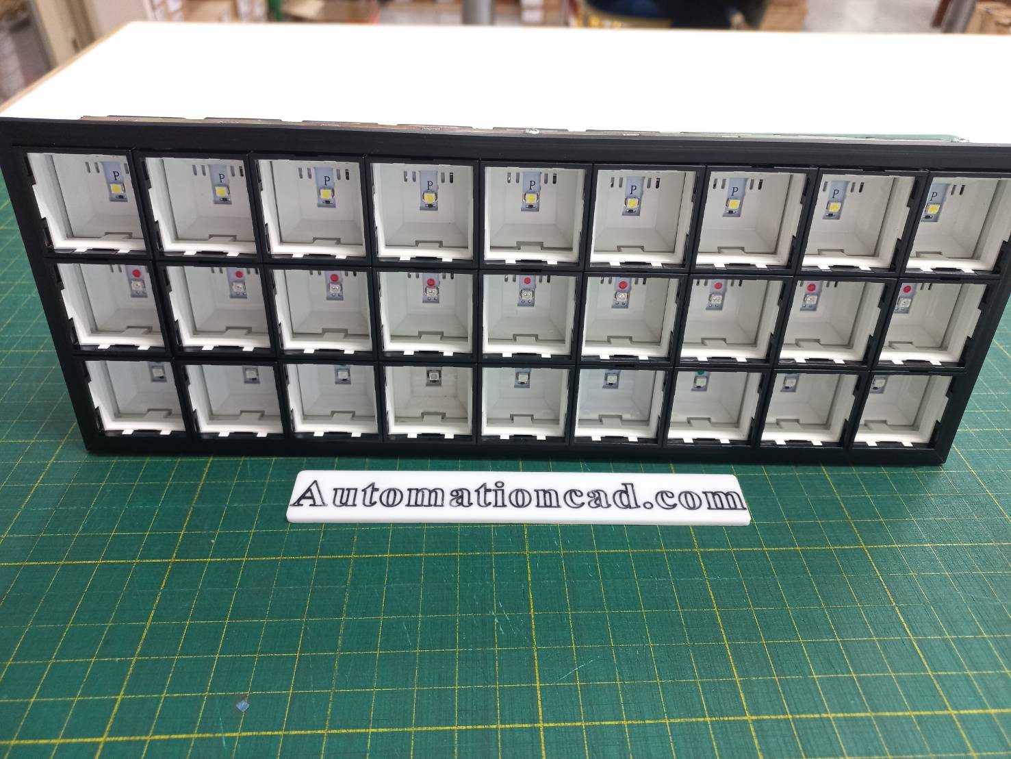 SLC40N IDEC Annunciator 3 แถว 9 คอลัมน์ 24V 40x40 mm. ไฟสีขาว 9ช่อง สีแดง 9ช่อง สีเขียว 9ช่อง