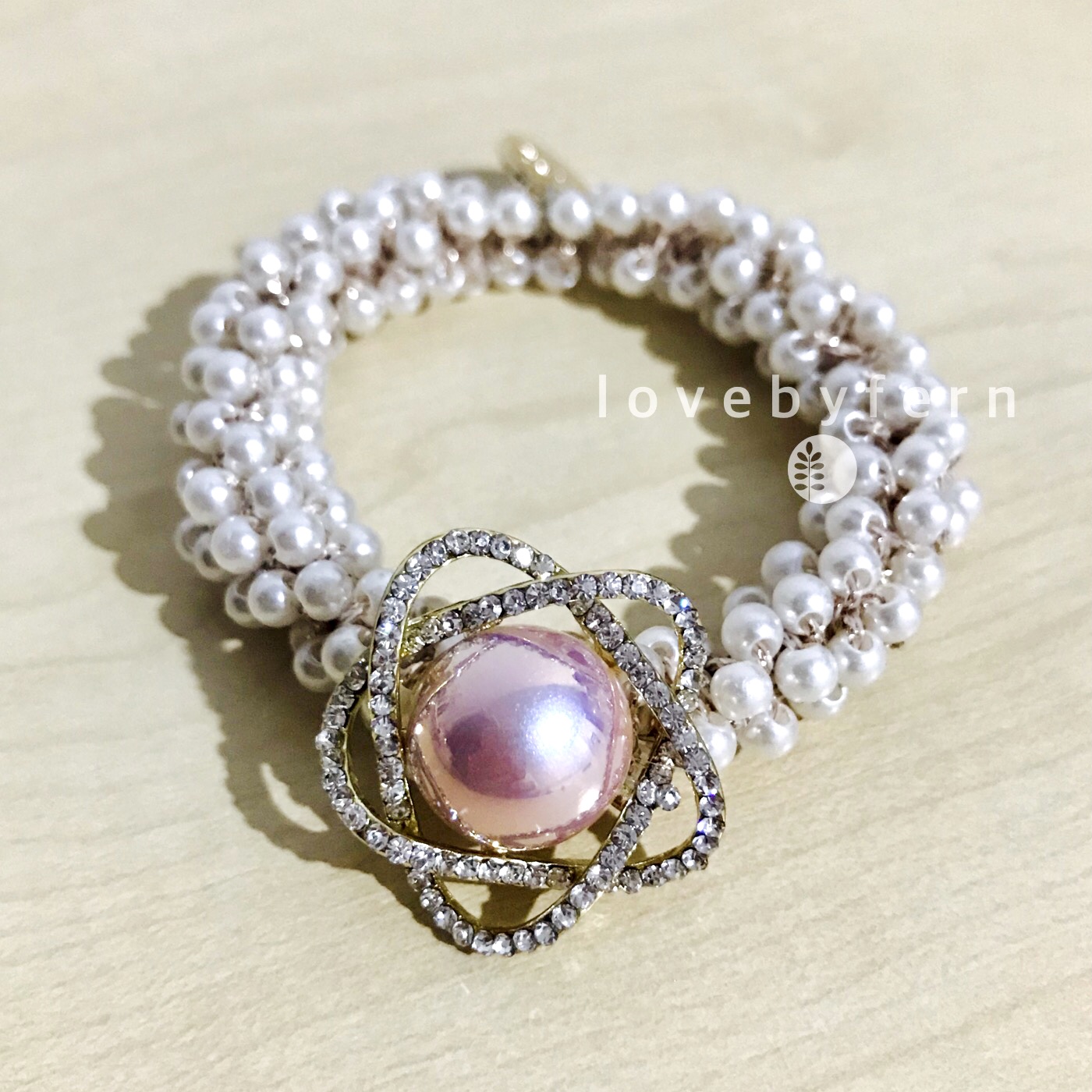 ยางมัดผมมุกหวานๆ ดอกไม้เพชรวิบวับเกสรมุกสีชมพู วาว ขนาด 2.5 cm แต่งมุกจิ๋วสีครีม สวยน่ารักมากๆ แน่น ไม่กินผม