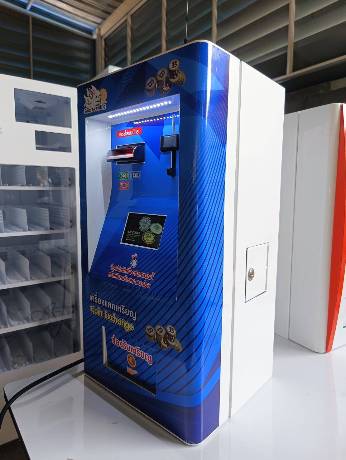 เครื่องแลกเหรียญ10 แบบติดผนัง สร้างรายได้ จอทัชสกรีน พูดได้⭐⭐⭐⭐⭐ คุณสมบัติพิเศษ สามารถตั้งค่าให้มีค่าธรรมเนียมการแลกได้