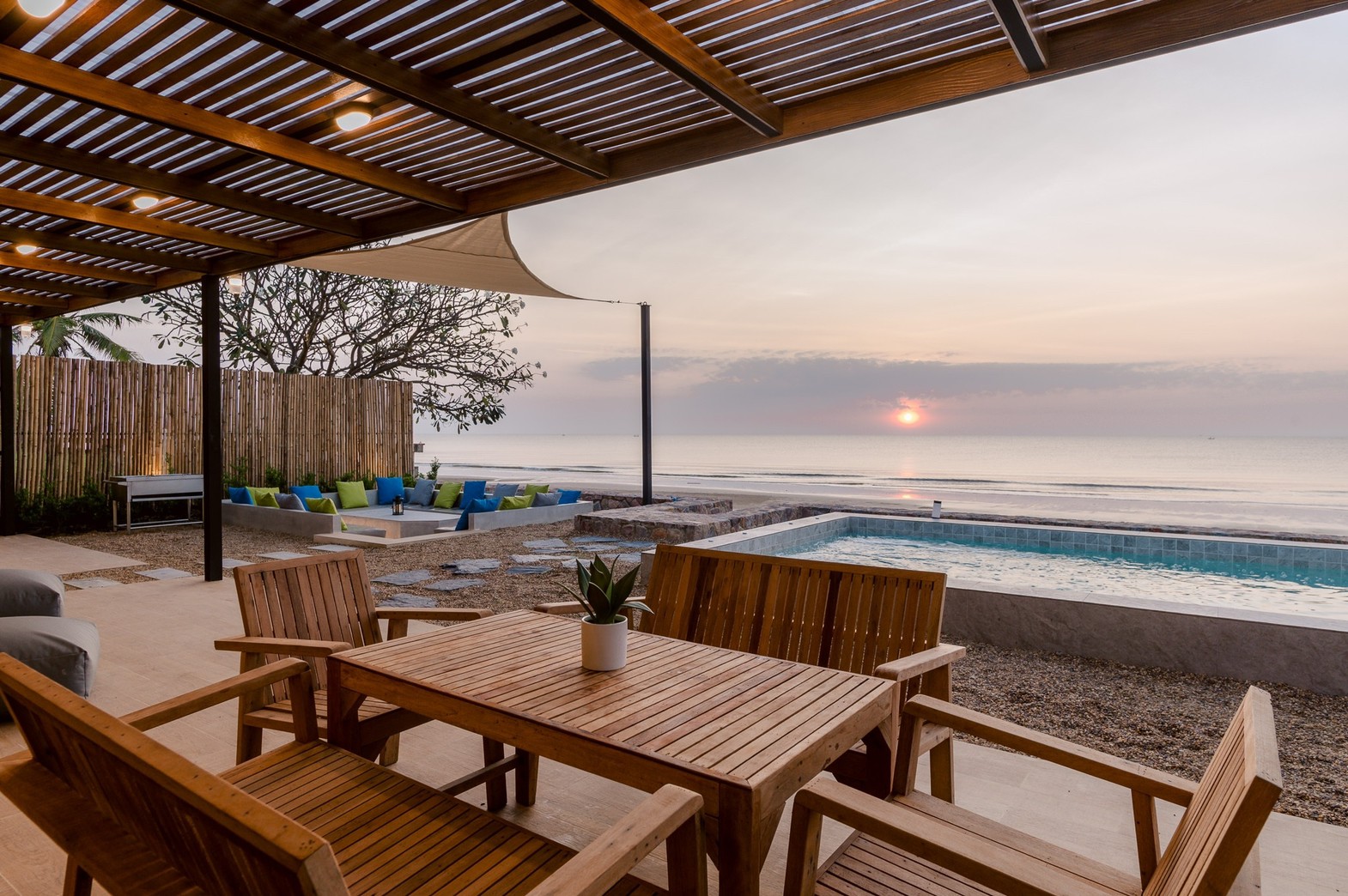 HR15055 บ้านพักติดทะเล The Coastal Vista Beach Villa