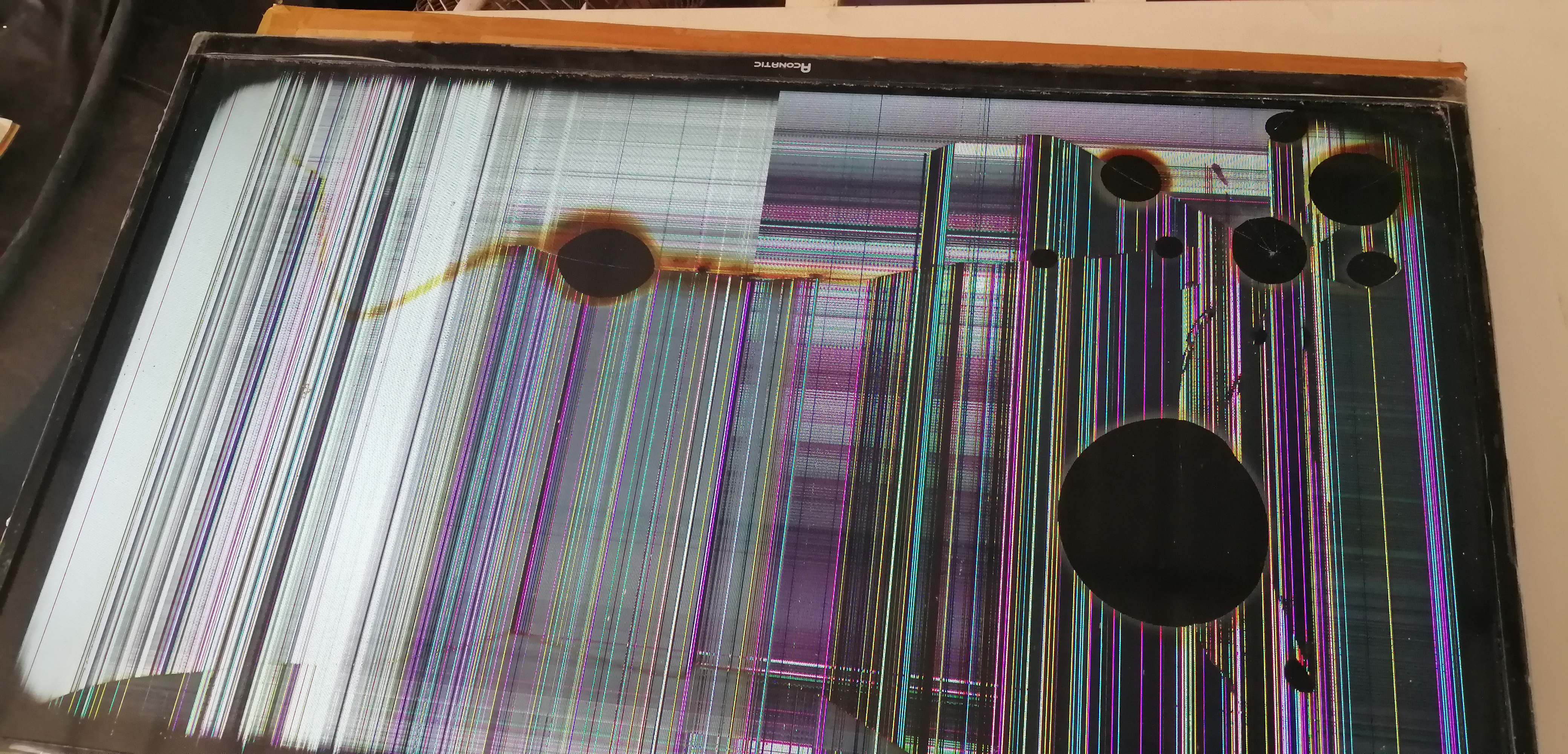 เมนบร์อดAconatic 32HD511AN