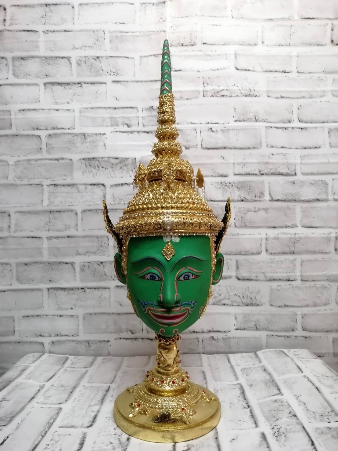 ชุดเศียรครู 10 เศียร ขนาดผลส้มโอ (เกรดพรีเมี่ยม) พร้อมฐานไม้กลึงตีลายปิดทองประดับเพชร