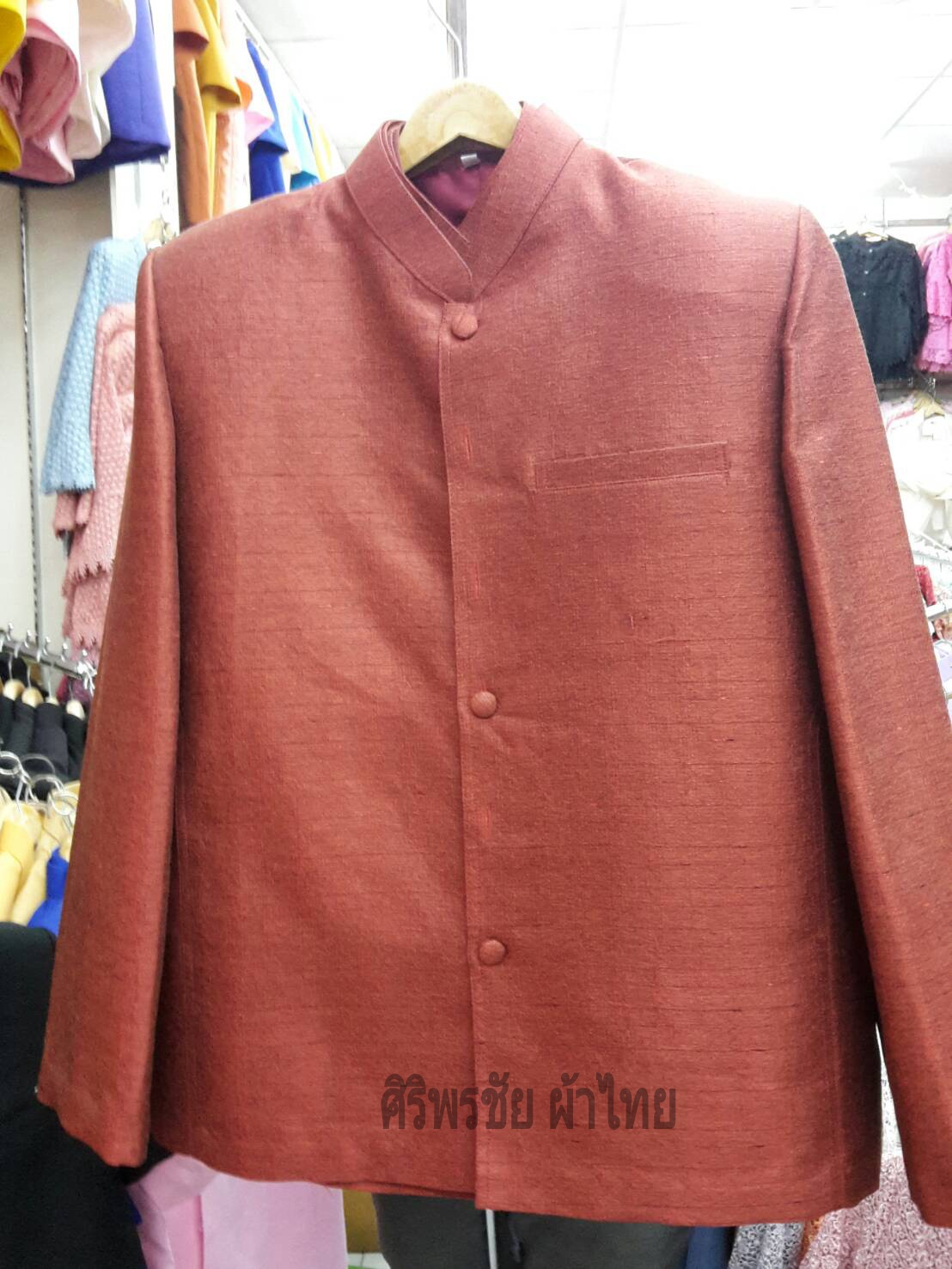 เสื้อสูทชายคอพระราชทานผ้าไหมอิตาลีสีแดงเลือดนก สูทผ้าไทยชายสีแดงเลือดนก สูทผ้าไหมชายสีแดงเลือดนก