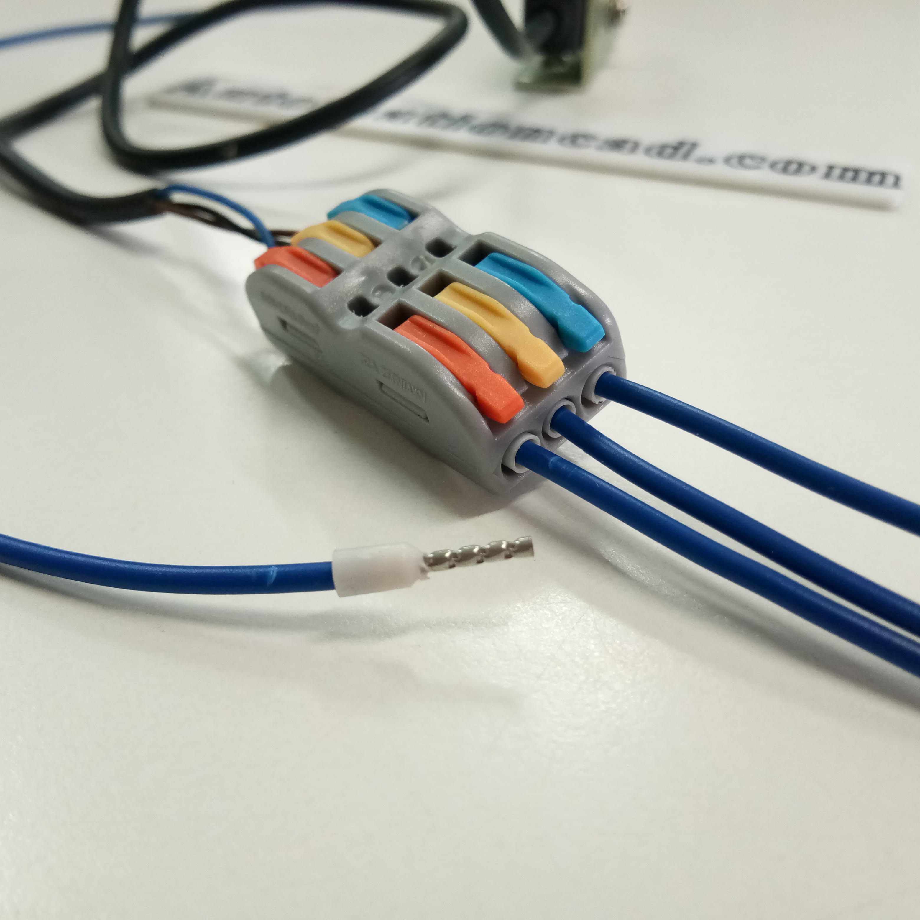 ตัวต่อสายกลางทาง แบบ 3ช่อง ใช้กับสายไฟ สายเซ้นเซอร์ เชื่อมต่อสะดวกสำหรับสายไฟ 0.5-2.5 mm²