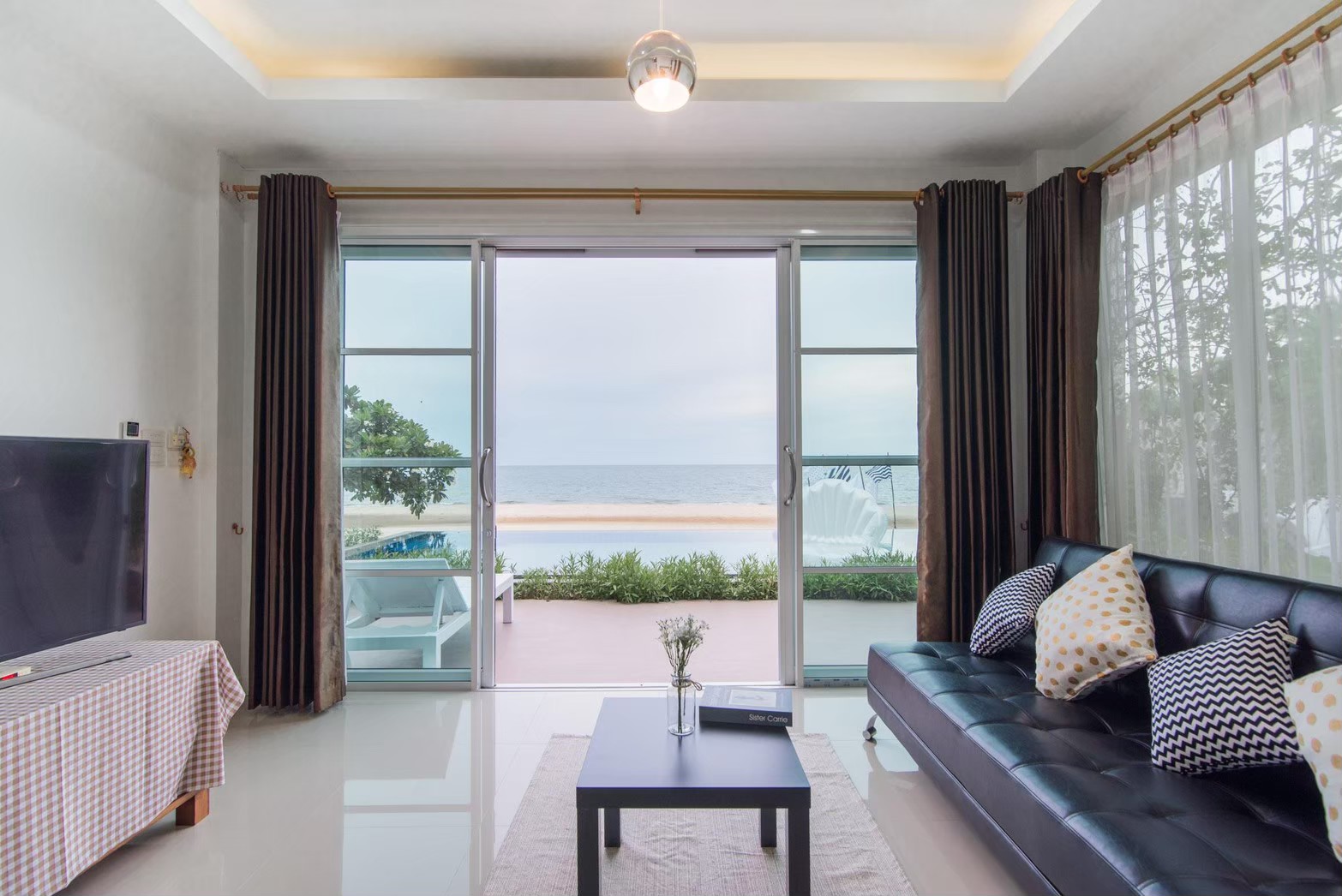 HR15045 บ้านพักติดทะเล The Moon Beach Villa