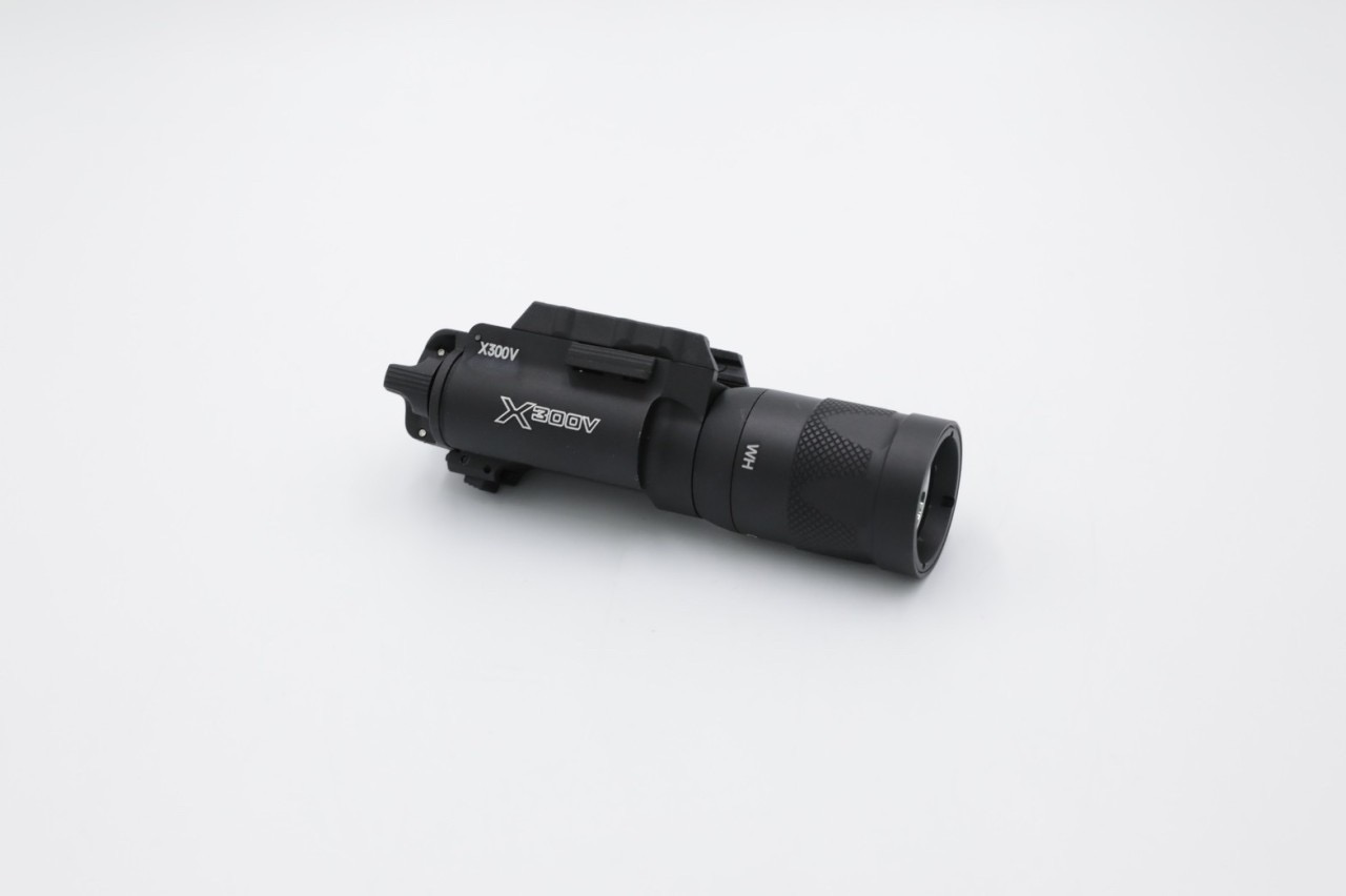 New.ไฟฉายติดปืน ยี่ห้อ Surefire รุ่น X300V (มีโหมดไฟกระพริบ)