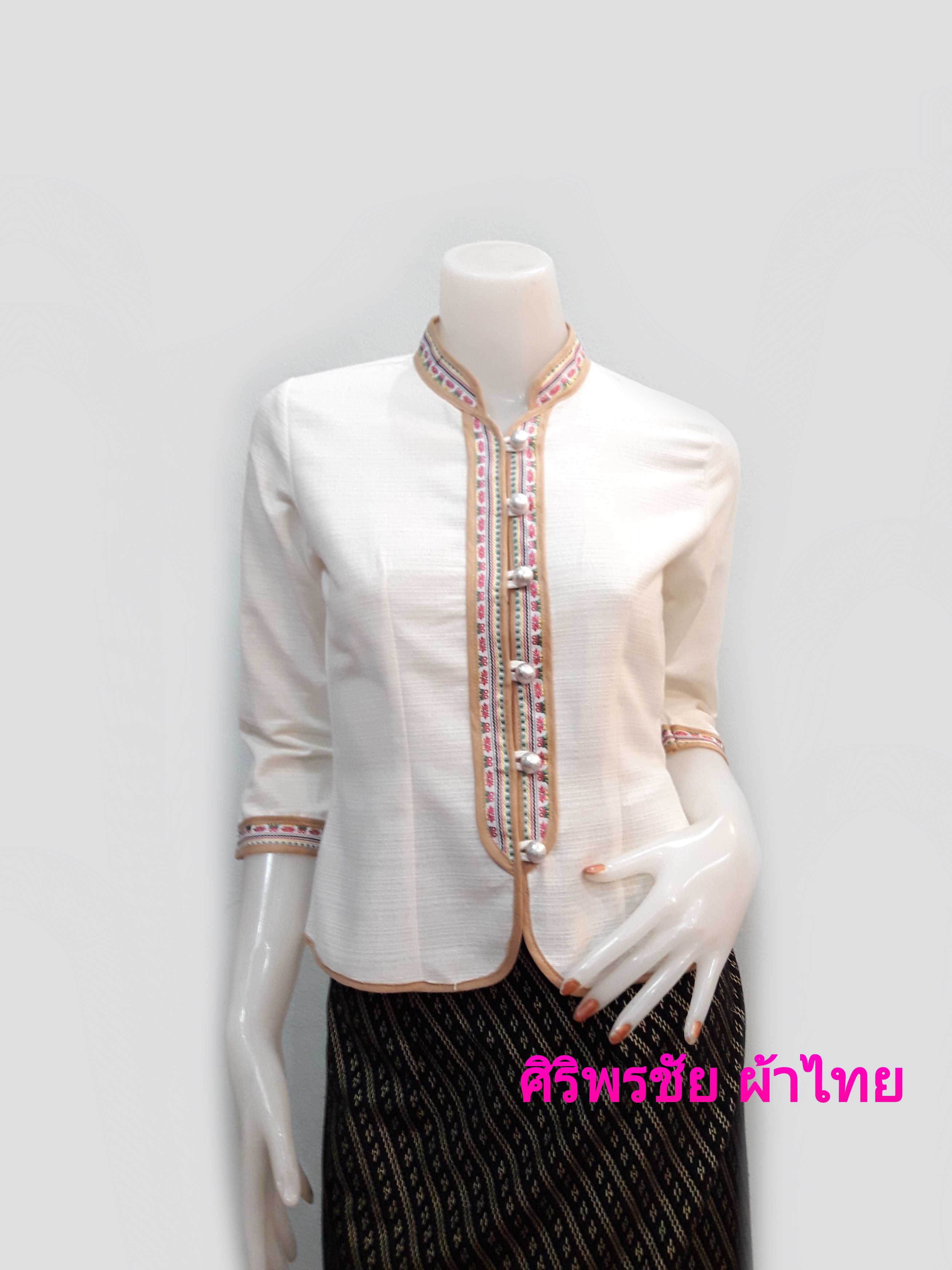เสื้อผ้าไทยแขนสามส่วนสีขาว เสื้อผ้าฝ้ายสวยๆสีขาวเดินเทปคู่ เสื้อทำงานผ้าไทยแขนสามส่วน เสื้อผ้าฝ้ายคอจีนสีขาว
