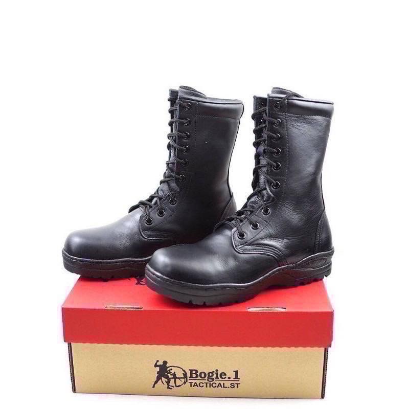 👢 รองเท้าคอมแบท 𝑩𝒐𝒈𝒊𝒆𝟏 👢 รุ่น E2 (ไม่มีซิปข้าง ร้อยเชือก รูตาไก่) _____________________ . ✅ หนังวัวแท้ 100% ผ่านกรรมวิธีพิเศษ ทำให้หนังมีความนุ่มสบายไม่กัดเท้า ✅ เหมาะกับชุดฝึก