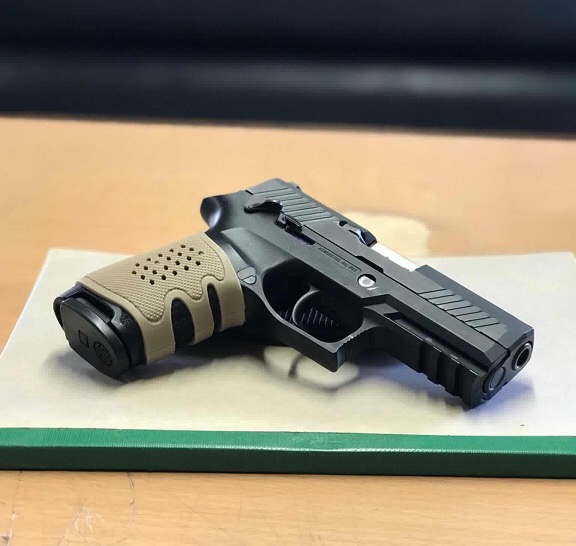 https://youtu.be/AZFanXIKnQw New.ยุทธวิธีด้ามจับยาง Tactical Grip Gloves For SIG P320sp / GLOCK ทุกรุ่นและ ทุกรุ่นของปืนสั้น มีทั้งหมด 6 สี 📌❗️ราคาโปรโมชชั่น ราคาพิเศษ 450 บาท Ems 50 บาท ครับ ❗️📌 ======================== 