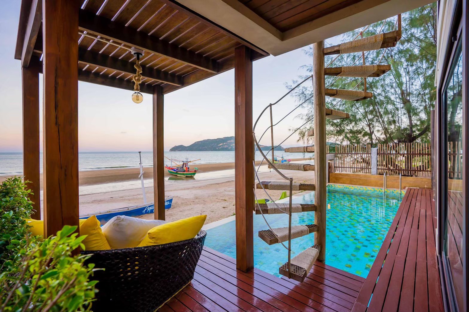 HR15064 บ้านพักติดทะเล The Ocean Beach Villa, Sam Roi Yod.