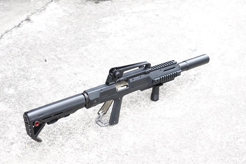 New.HERA ARMS cabine conversion kit สำหรับปืนสั้น 1911 มาพร้อมท่อมีลักษณะคล้ายไซเรนเซอร์ แต่ภายในกลวง รูโต มโหฬาร กว้างเหมือนปากแก้วน้ำ ภายในเสริมโครงโลหะ เพิ่มความแข็งแรงทำให้มันรับแรงรีคอล์ยได้สูง แต่ ไม่มีพานท้าย และกิ๊ฟมือหน้า มาให้ ใส่พานท้าย M4 ได้ค