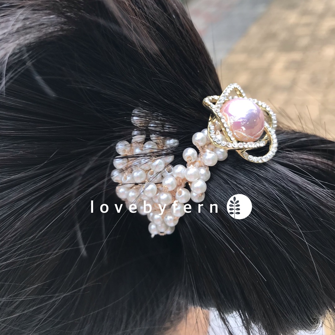 ยางมัดผมมุกหวานๆ ดอกไม้เพชรวิบวับเกสรมุกสีชมพู วาว ขนาด 2.5 cm แต่งมุกจิ๋วสีครีม สวยน่ารักมากๆ แน่น ไม่กินผม