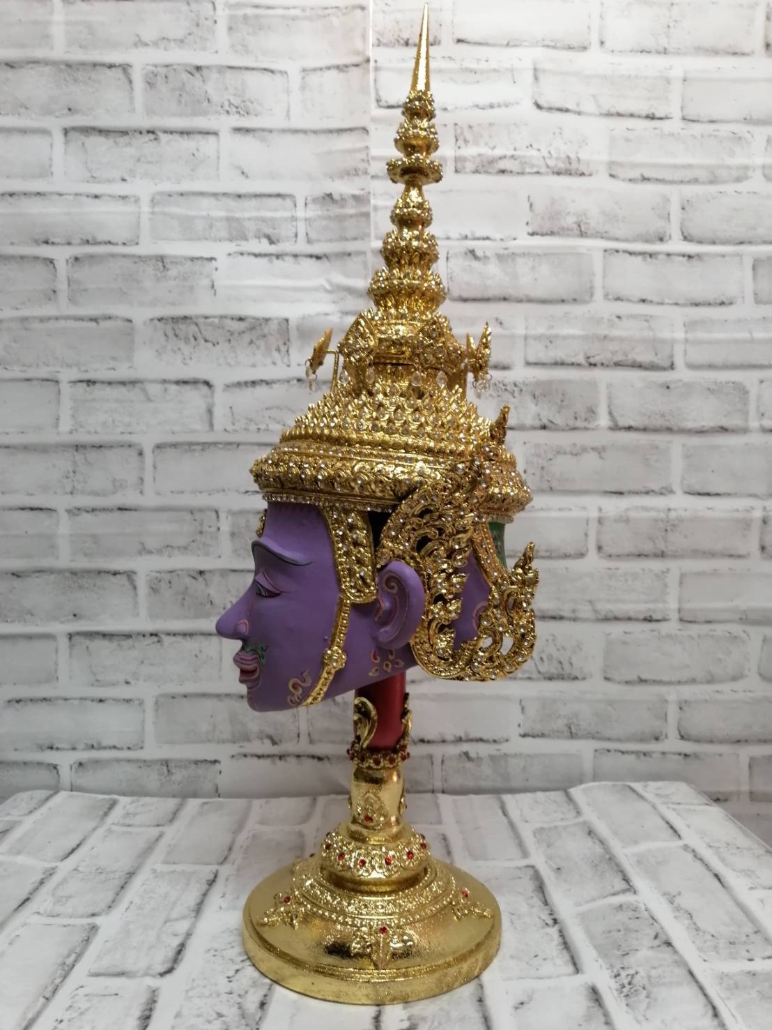 พระนารายณ์ ขนาดผลส้มโอ (เกรดพรีเมี่ยม) พร้อมฐานไม้ตีลายปิดทองประดับเพชร