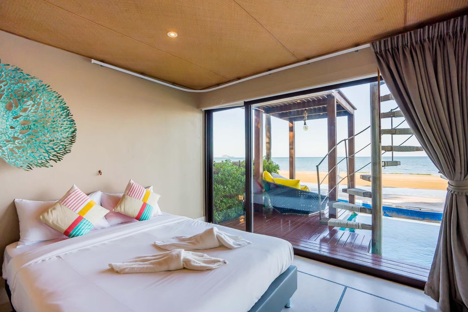 HR15064 บ้านพักติดทะเล The Ocean Beach Villa, Sam Roi Yod.