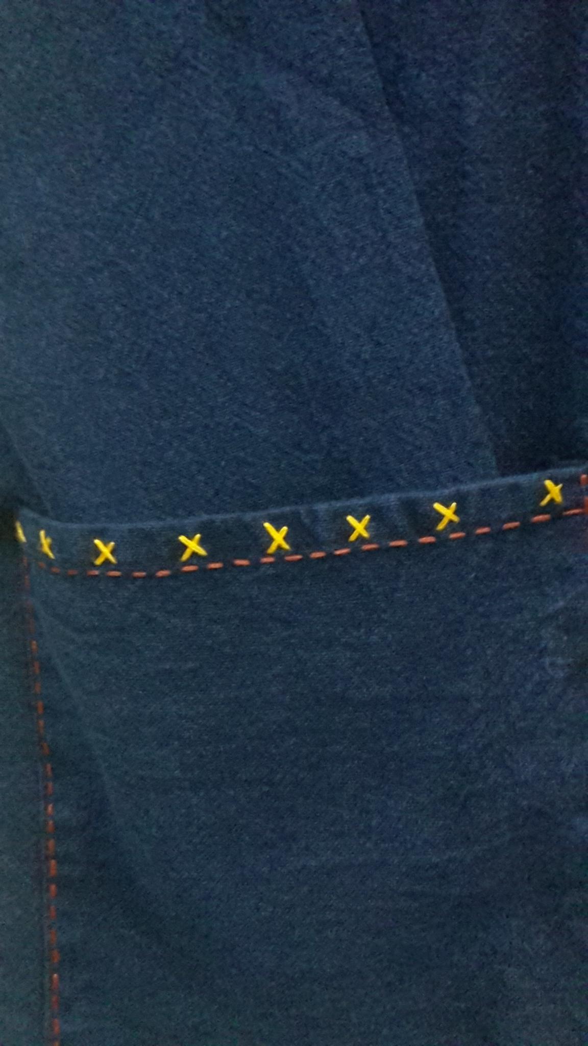 เสื้อชายผ้าฝ้าย เสื้อชายผ้าไทย เสื้อผ้าฝ้ายภูไท เสื้อผ้าฝ้ายสีกรมท่าแต่งผ้า ปักดอกด้นมือ